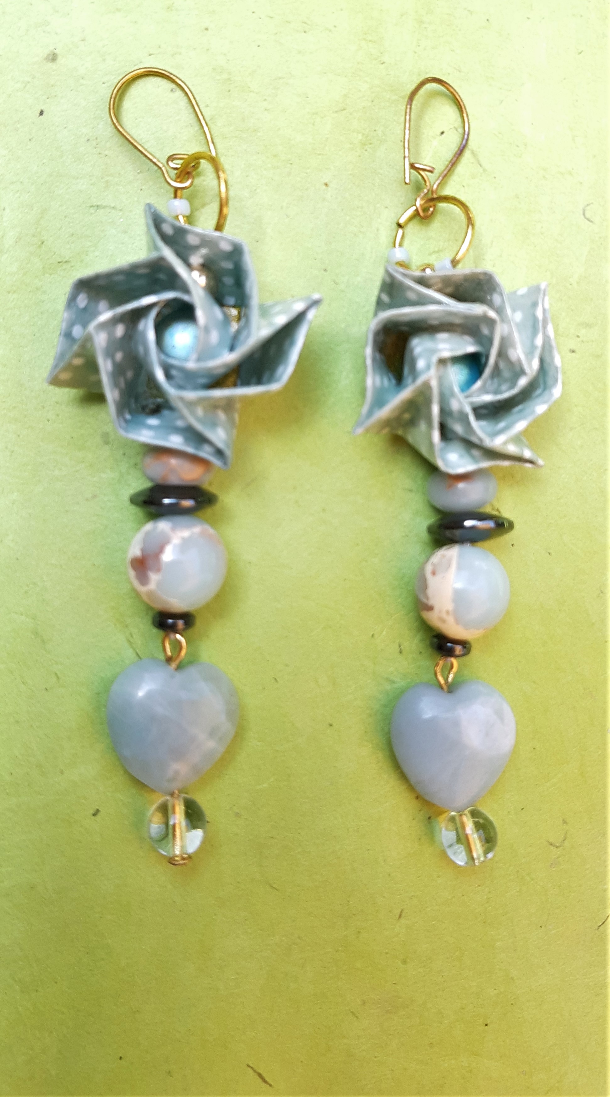 boucles d'oreilles Fleurs, céladon, 15€
(amazonite : apaisement, équilibre yin/yang... ; jaspe aqua terra : apaisement, ancrage, bon sens... ; hématite : courage...)