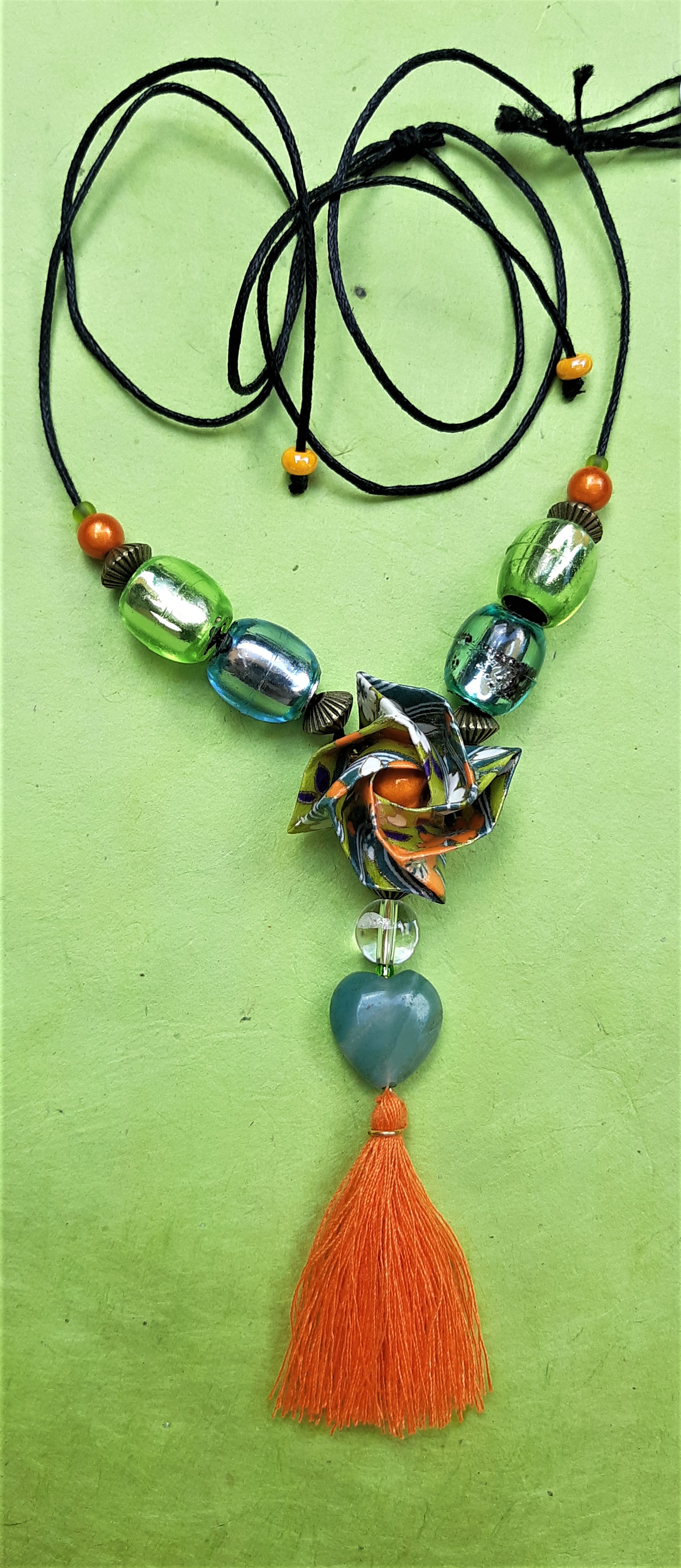 Collier Fleur, vert/orange, 16€ (amazonite : paix, créativité, équilibre yin/yang... ;  cristal : amplifie les vertus des autres pierres, régénération, spiritualité...)