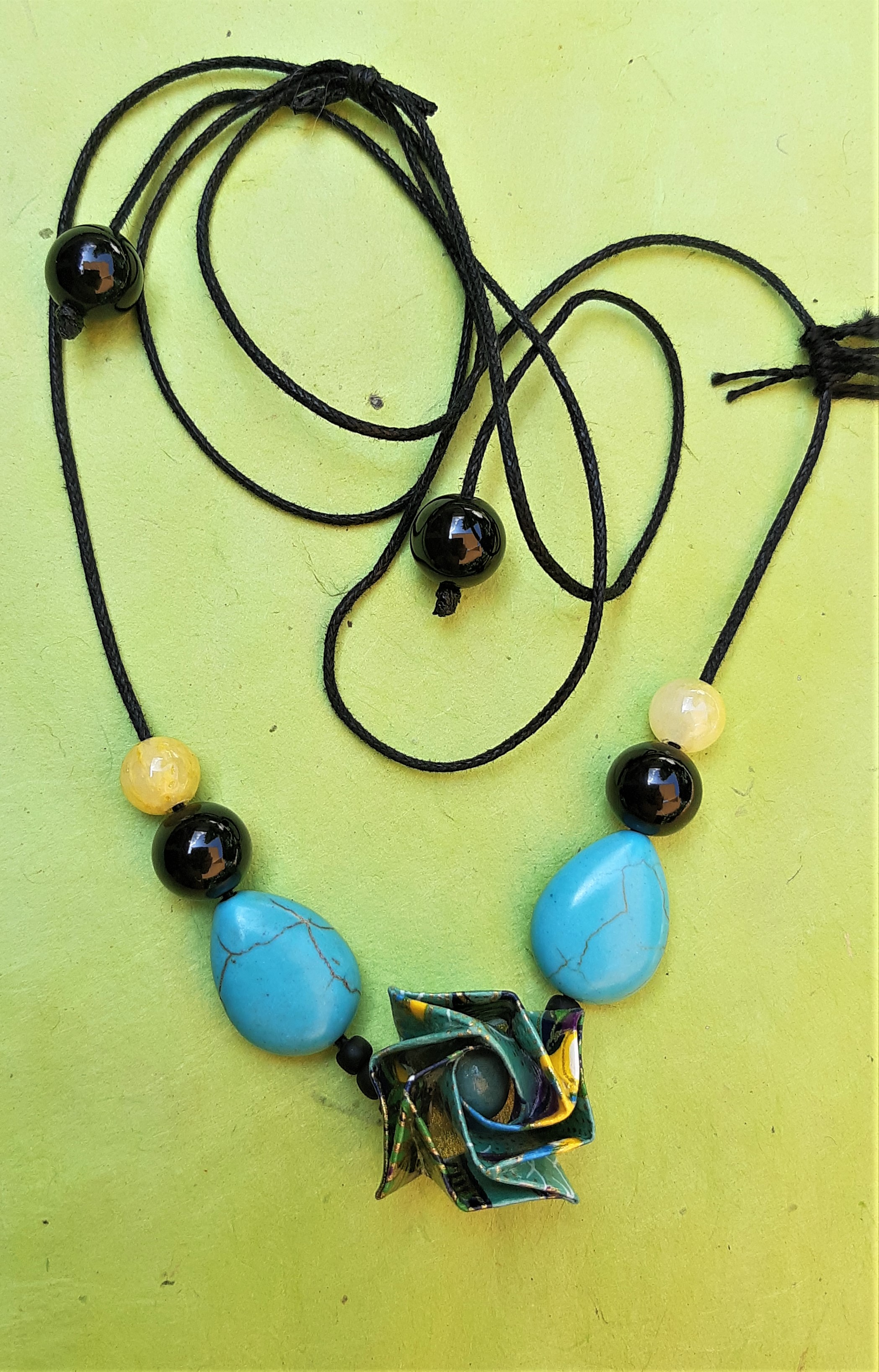 Collier Fleur, émeraude et jaune, 16€
(howlite : protection, clarté, stabilité...; onyx : réalisme,  sens des responsabilités... ; jade : dévouement, courage, sentiment d'amour...)