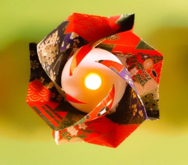 La veilleuse Fleur en papier washi avec led 5€
(~ Ø 8 x h 4 cm)