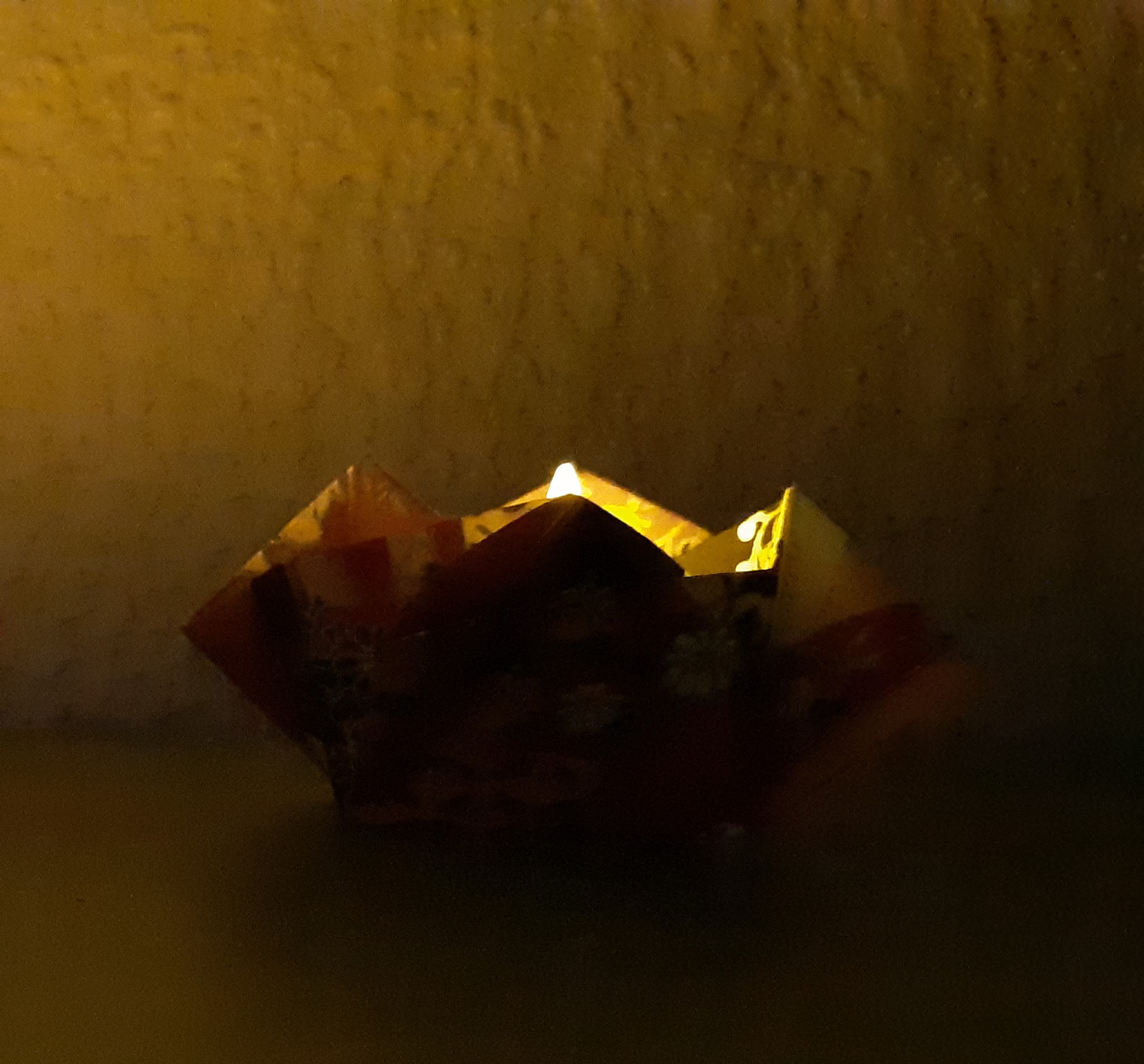 Veilleuse Fleur en papier washi doré avec led 5€
(~ Ø 8 x h 4 cm)