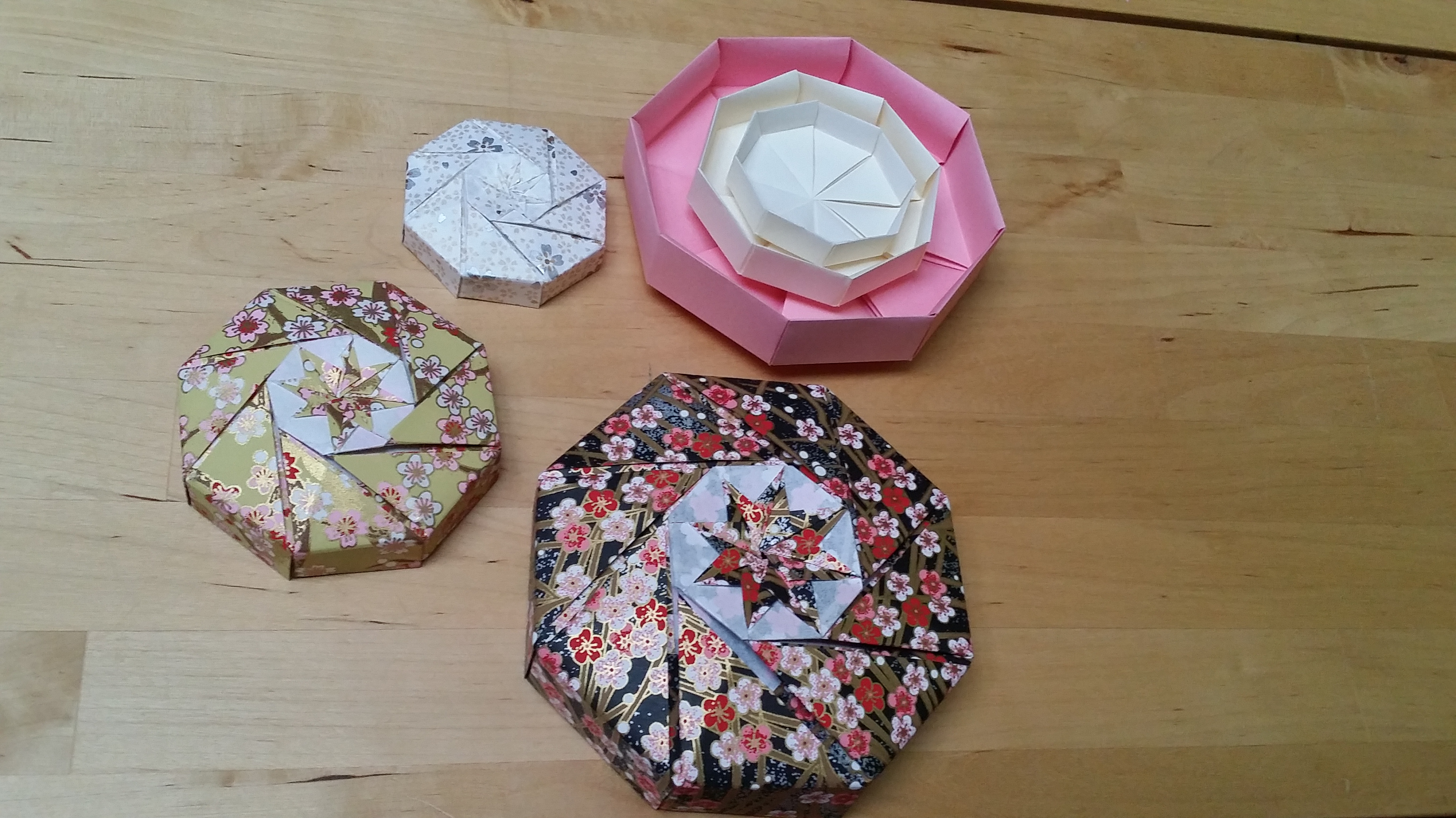 Boîtes octogonales gigognes en papier washi 15€
(~ Ø 6 x h 2,5 cm jusqu'à Ø 15,5 x h 3, 5 cm)
faites de 16 modules