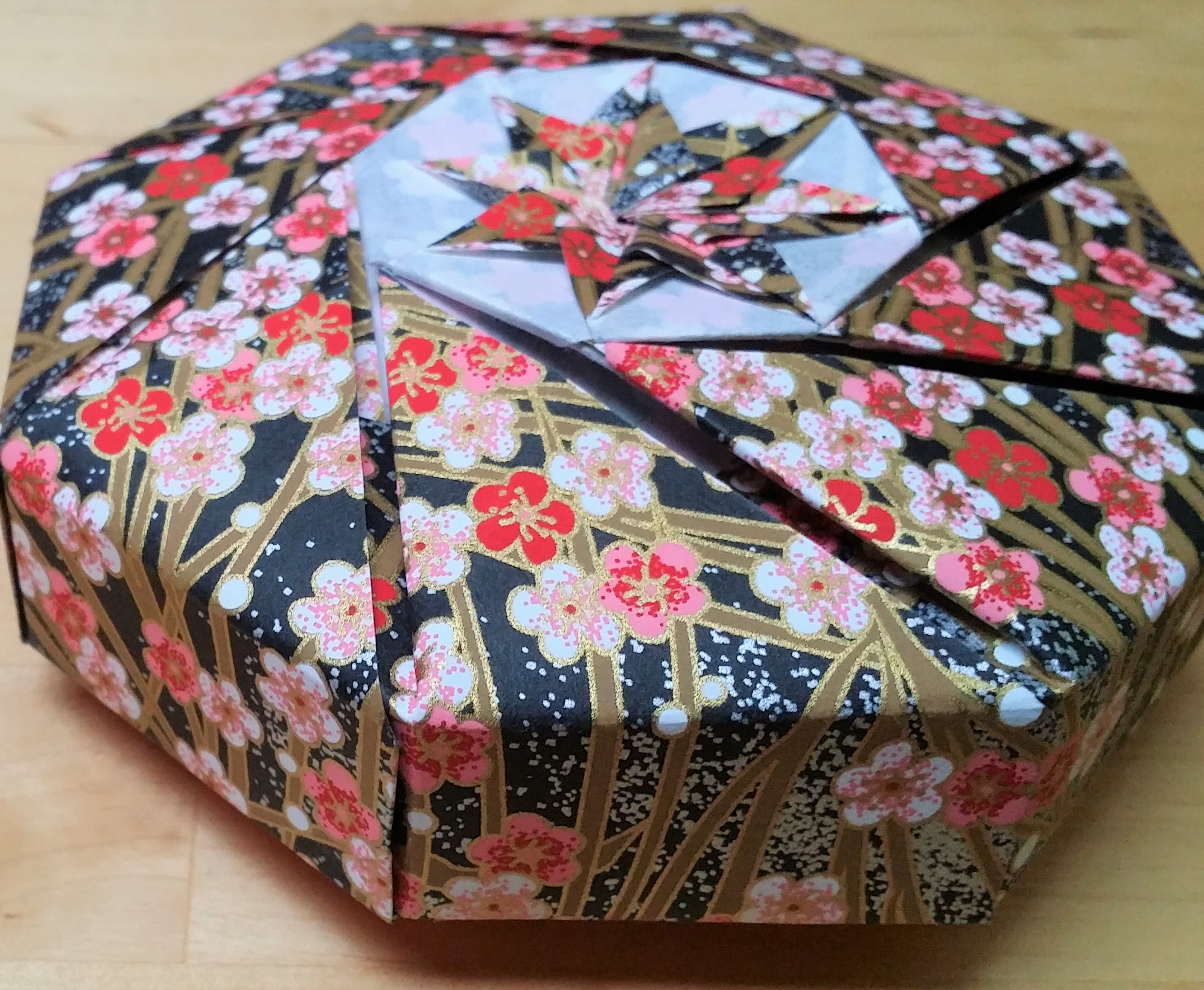 Boîte modulaire octogonale en papier washi 12€
(~ Ø 6 x h 2,5 cm jusqu'à Ø 15,5 x h 3, 5 cm)
faite de 16 modules