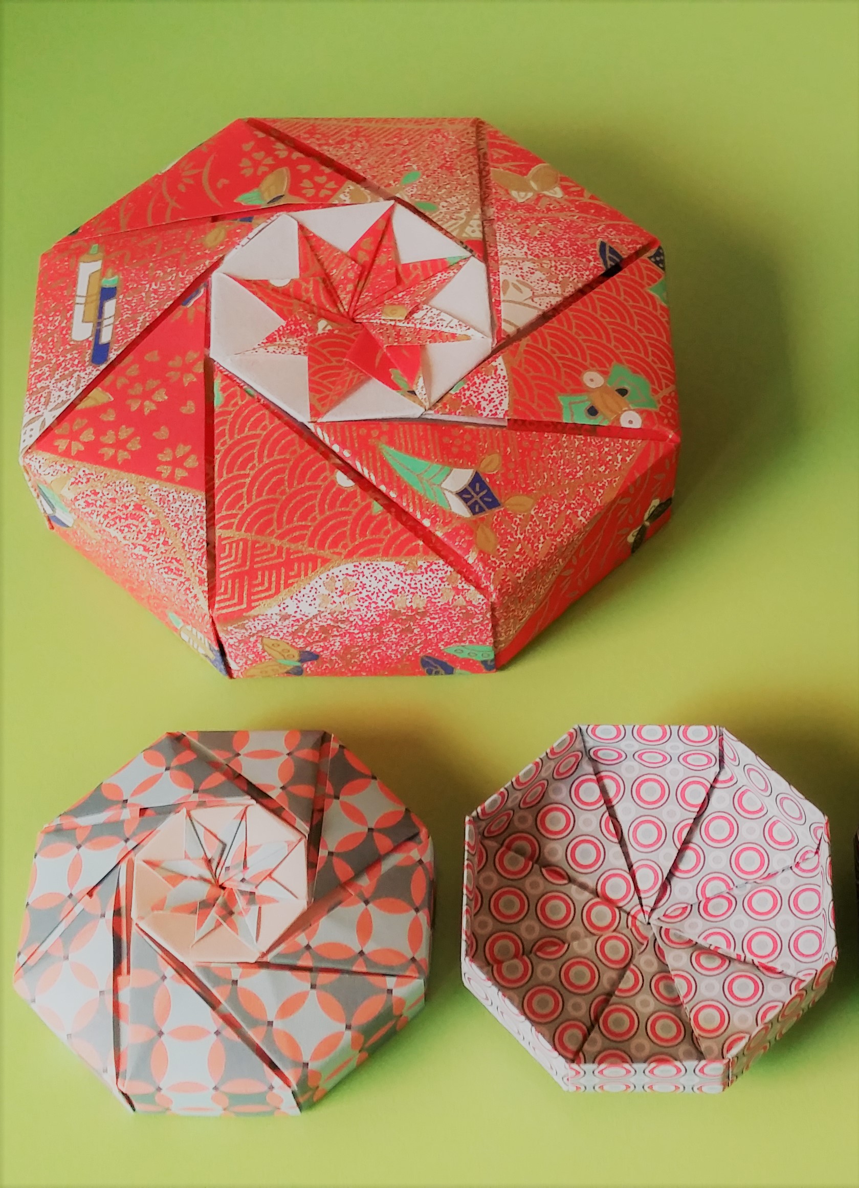 Boîte octogonale 5€ (en bas) ou en papier washi chiyogami* 11€ (en haut)