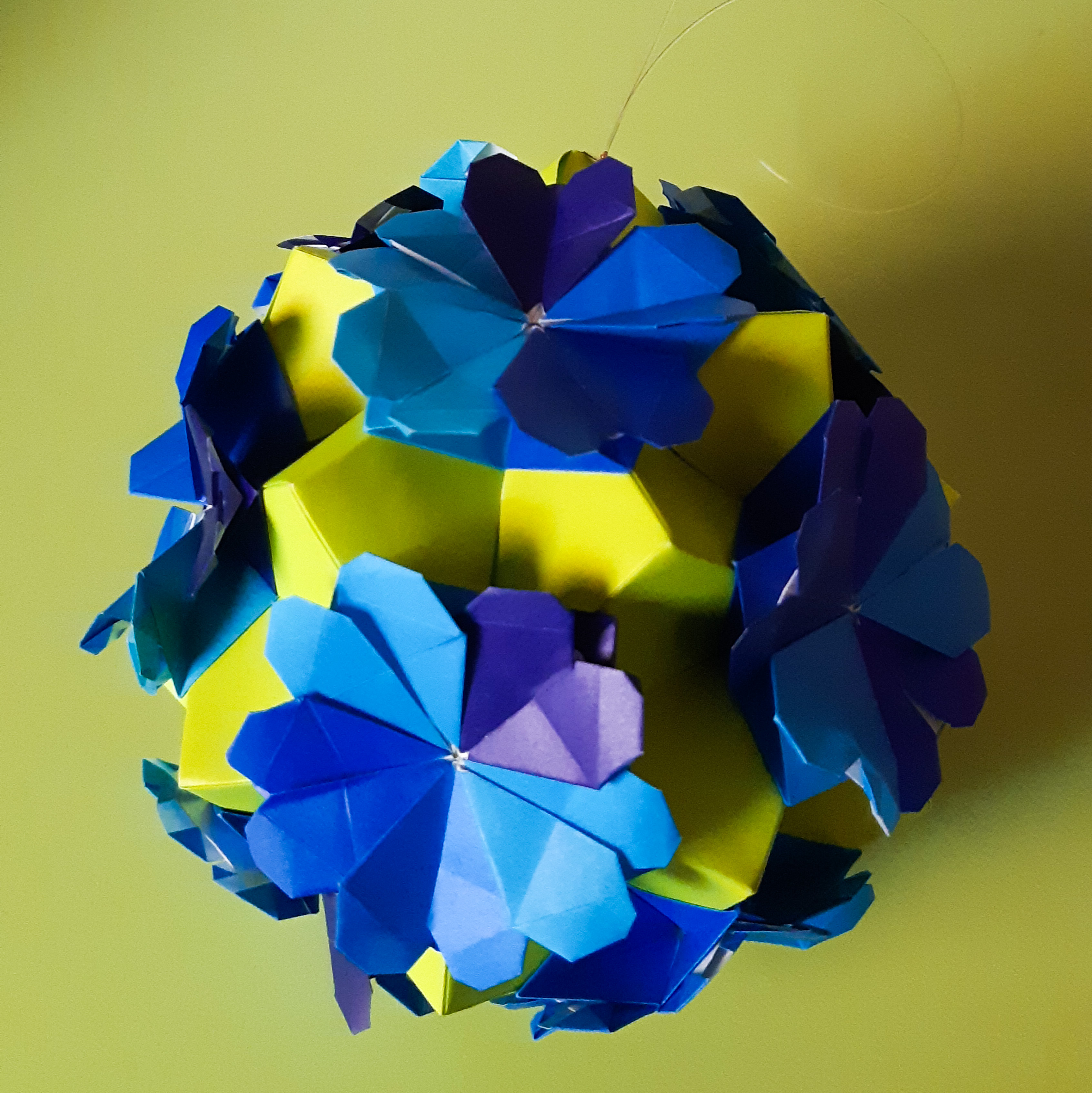 Kusudama Un monde d'Amours à suspendre ou à poser 6€
(~ Ø 11 cm)
