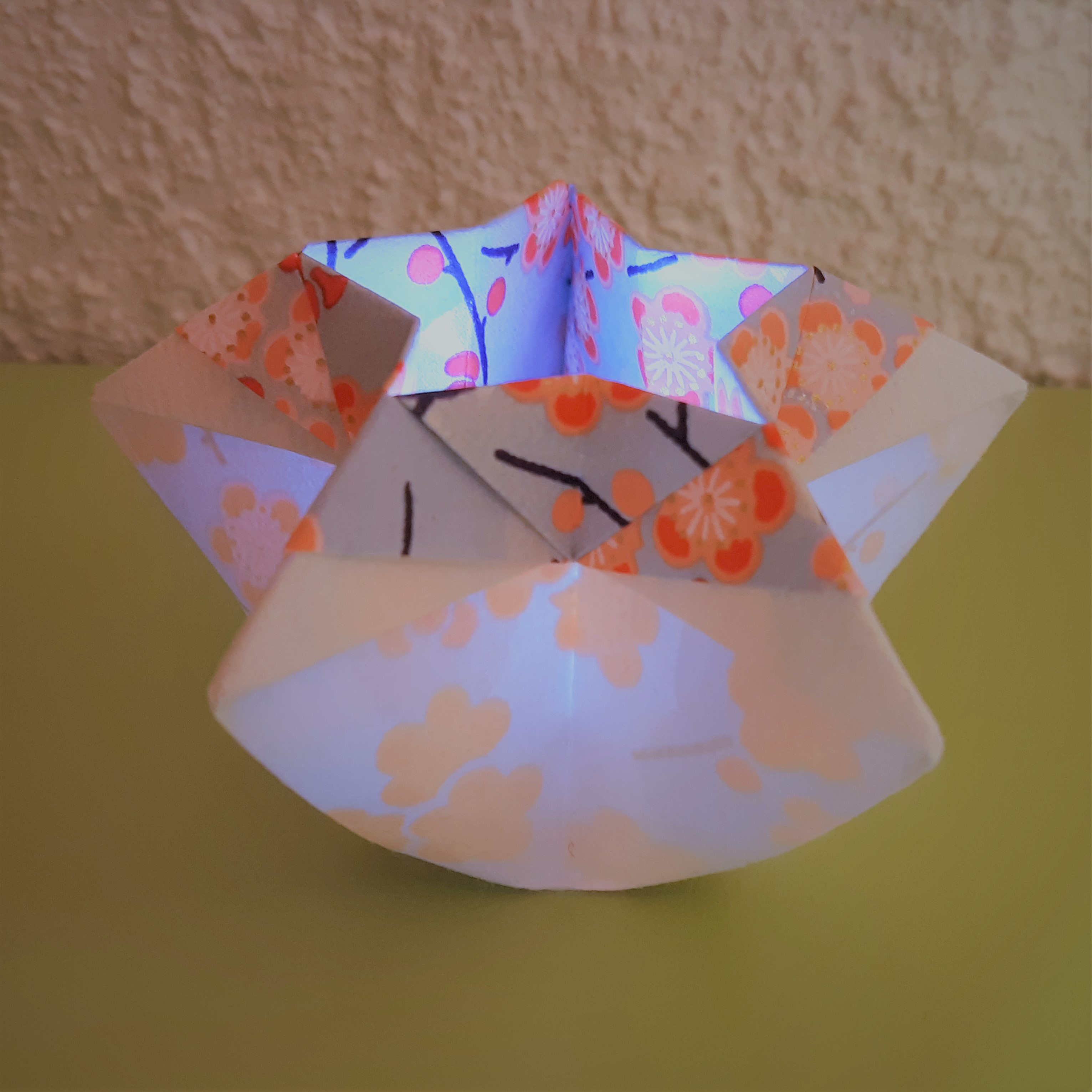 photophore Etoile à 5 branches en papier washi avec led 5€
(~ Ø 9 x h 4,5 cm)