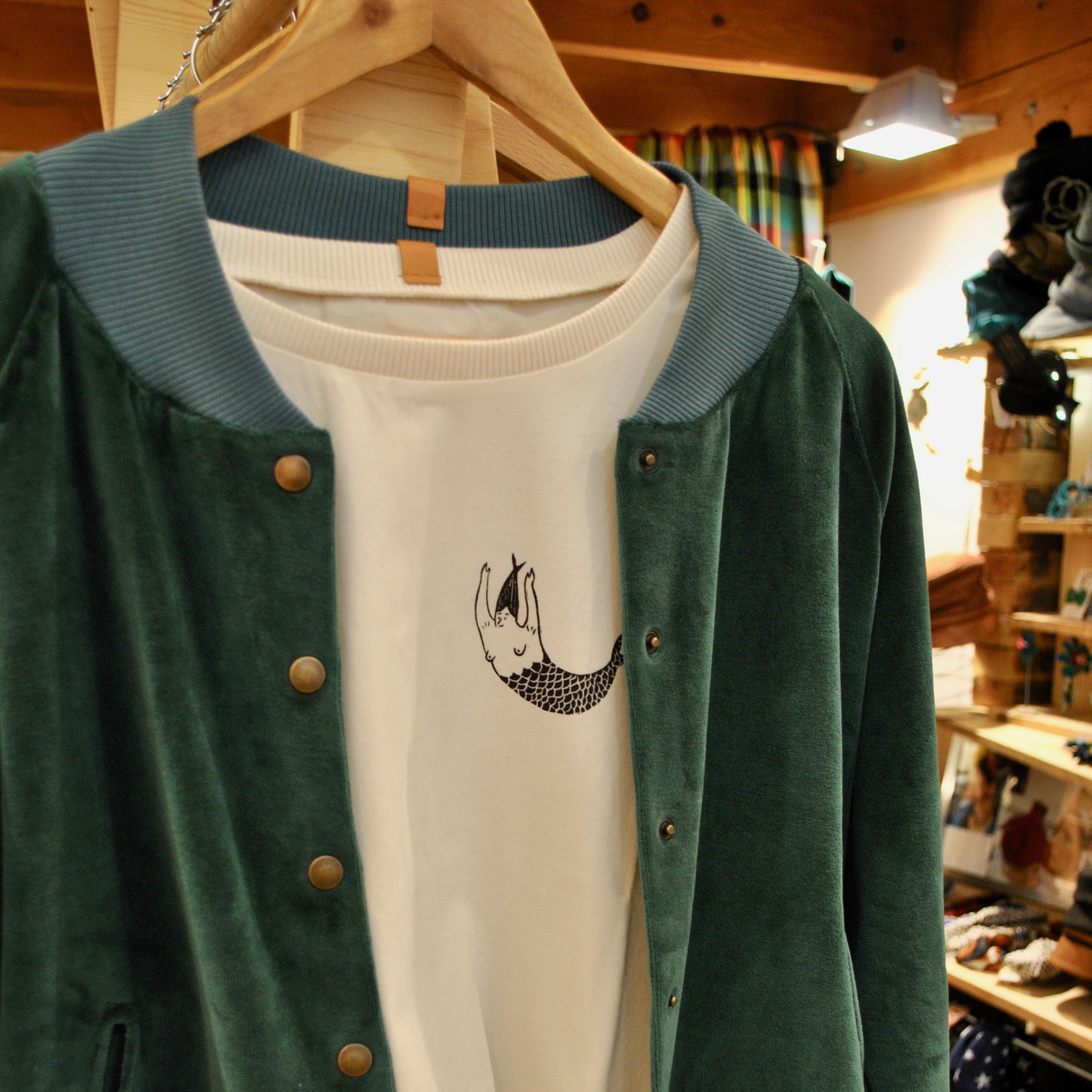 Vêtements Eska fabriqués dans les Hautes Alpes. Sérigrpahie en collaboration avec Julia Belle.