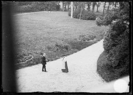 Deux personnes jouant au diabolo dans le jardin rene desclee 1907