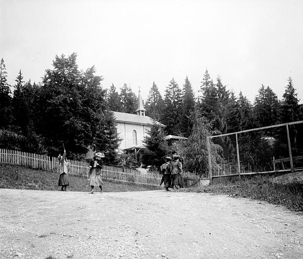 Facade laterale fillettes jouant au diabolo et femmes en promenade petit 1907