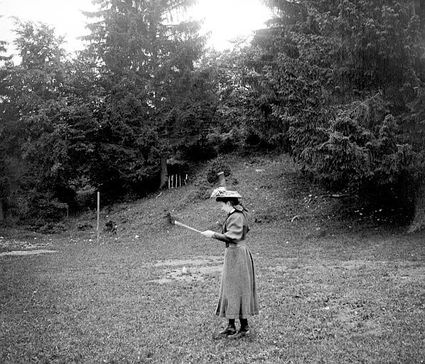 Scene campagnarde jeune fille jouant au diabolo petit 1907