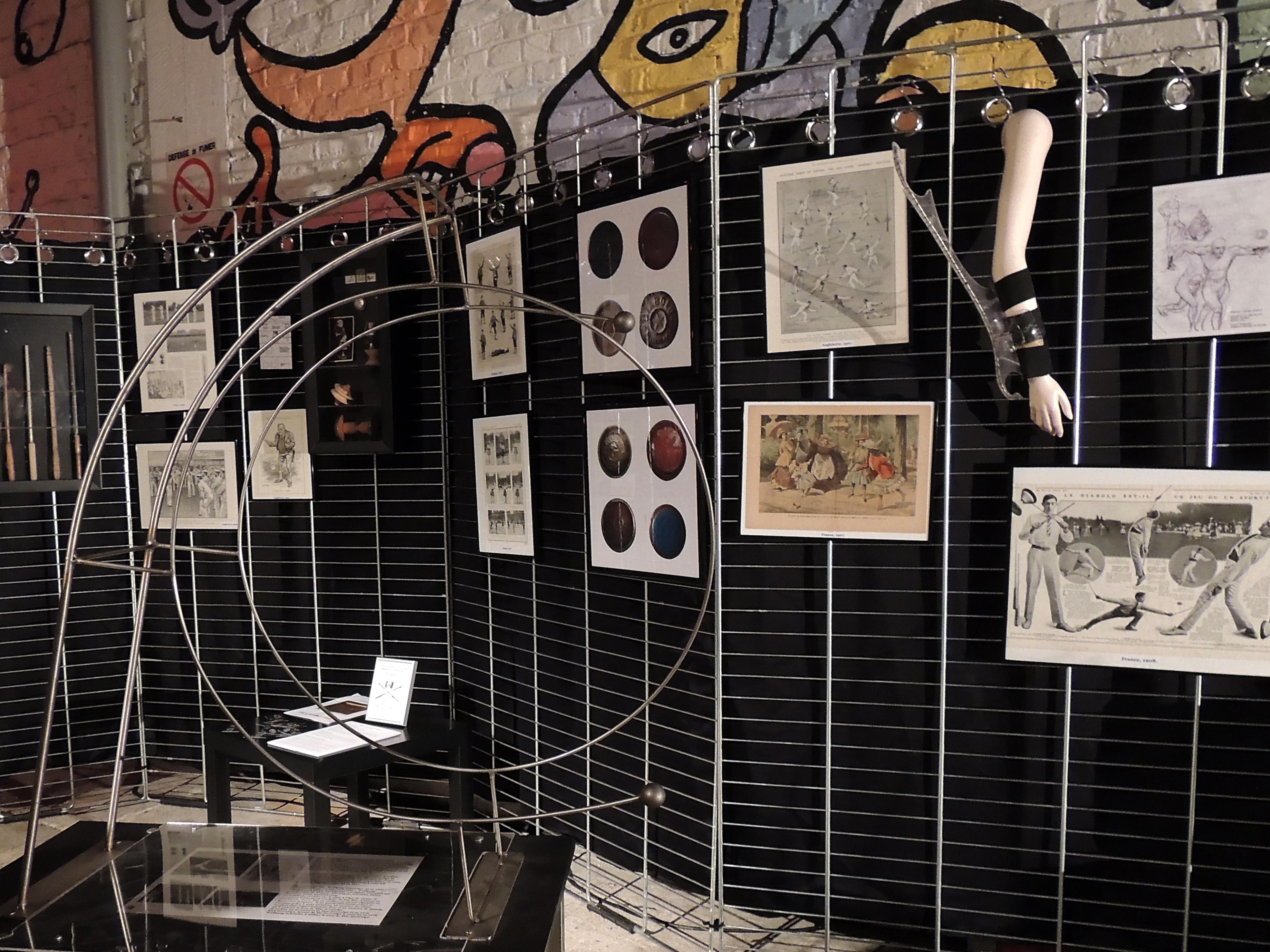 Exposition "Véridique et Merveilleuse histoire du diabolo"
Cirque du Bout du Monde (Lille-2012)