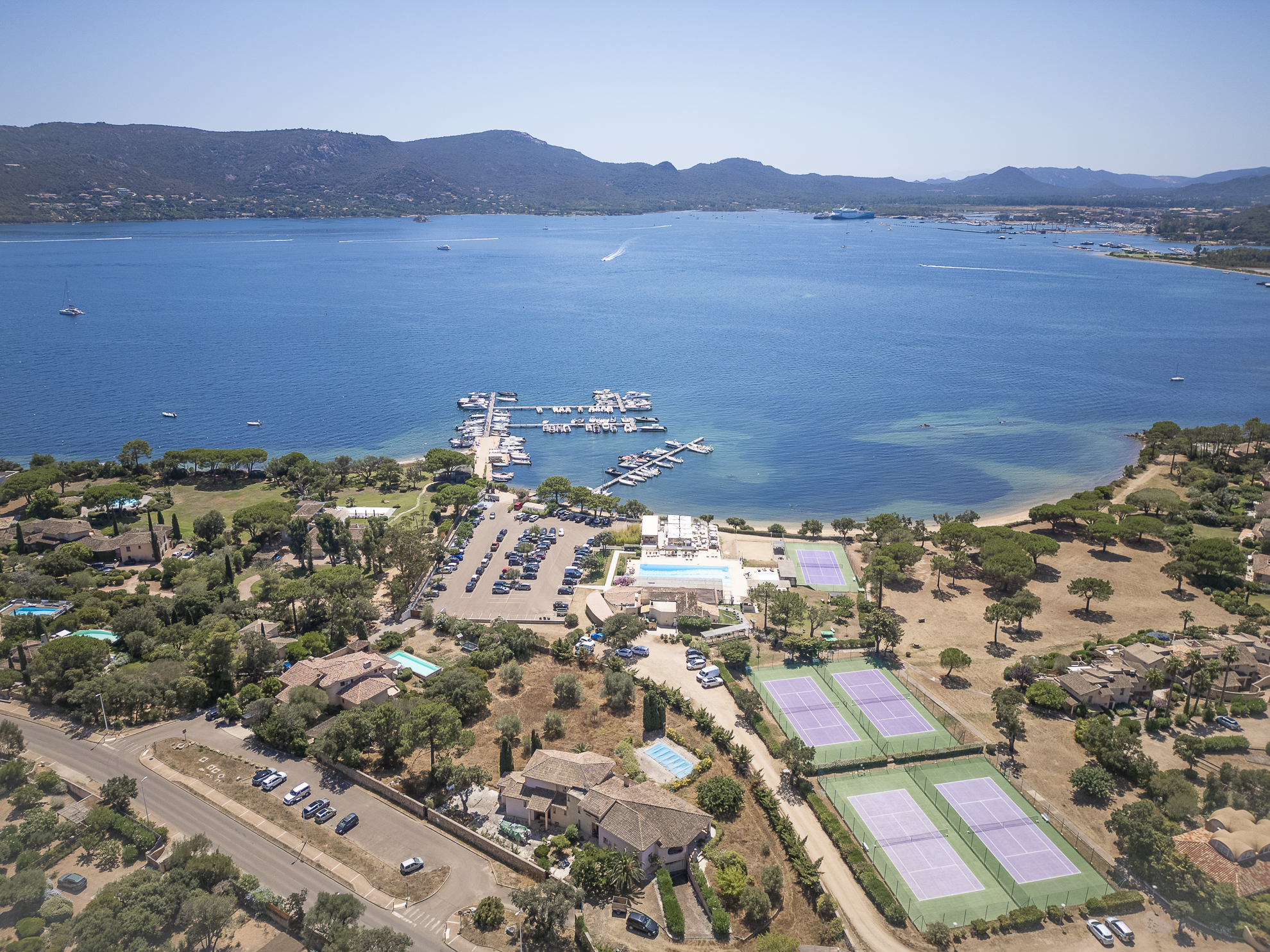 Villa Marinarca à Porto-Vecchio, dans le domaine de Marina di Fiori (Corse du Sud). Idéale pour séjourner en famille, villa pour 10 à 12 personnes avec piscine et vue mer sur la baie de Porto-Vecchio
