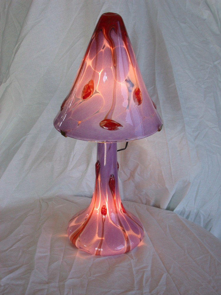 Lampe pointue violine graphisme rouge