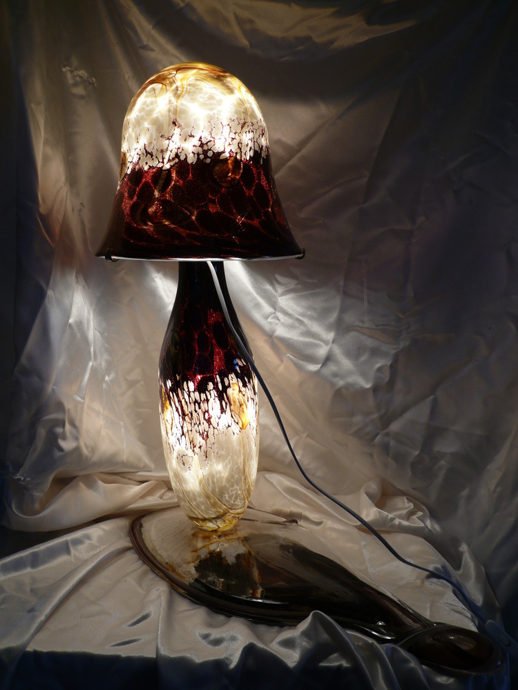 Lampe sculpture gris et lie de vin