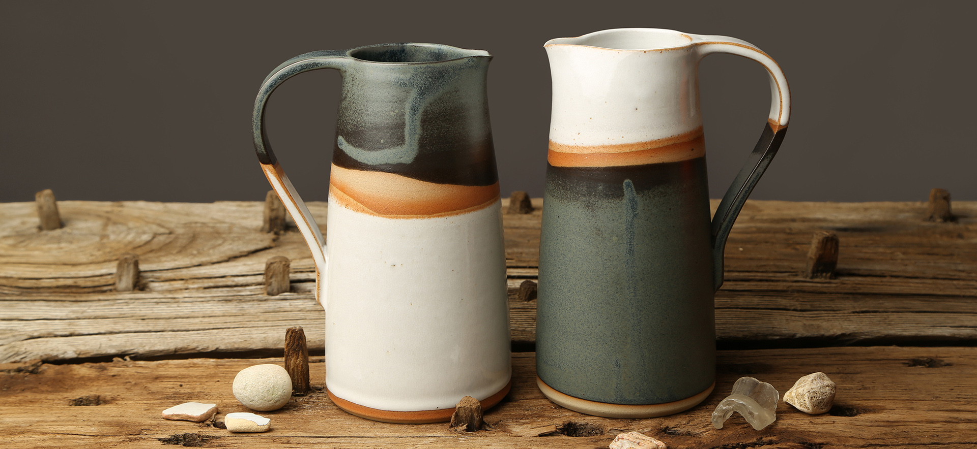 L'Atelier des Deux Terres, Poterie Marcolès Cantal, fabrication artisanale en Grès de Saint-Amand :
2 Carafes droites, collection Montagne.
Carafes avec anse grises anthracite et blanche. Émail satiné à l’extérieur et brillant à l’intérieur avec trait en réserve.

