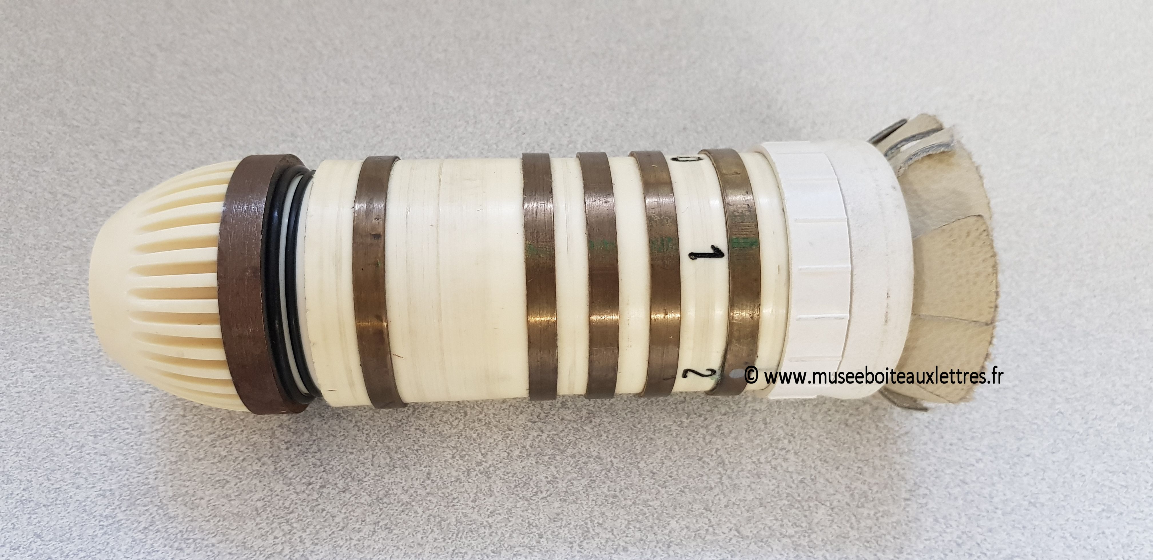 boite aux lettres PTT,  pneumatiques,  plaque émaillée ,boite à lettres dejoie,  timbres à date autoplans,  tampons ptt horodateurs,  musée de la boite aux lettres du facteur et du courrier, cachets postaux, réseau pneumatique de Paris