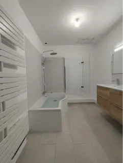 Création salle de bains modernes avec baignoire asymétrique à Nantes