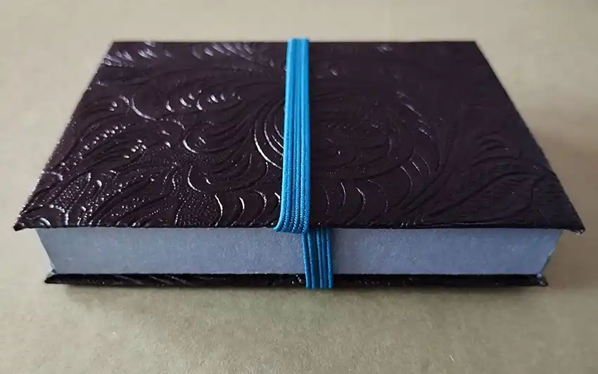 2025 05 porte cartes noir feuilles 6 