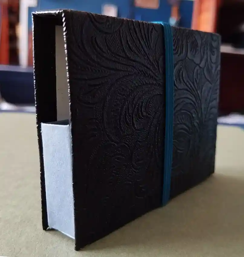 2025 05 porte cartes noir feuilles 5 