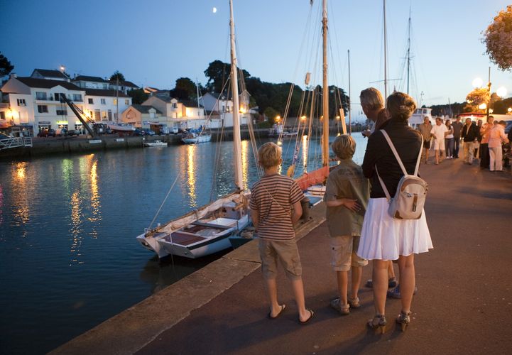Port de peche a la tombee de la nuit 180