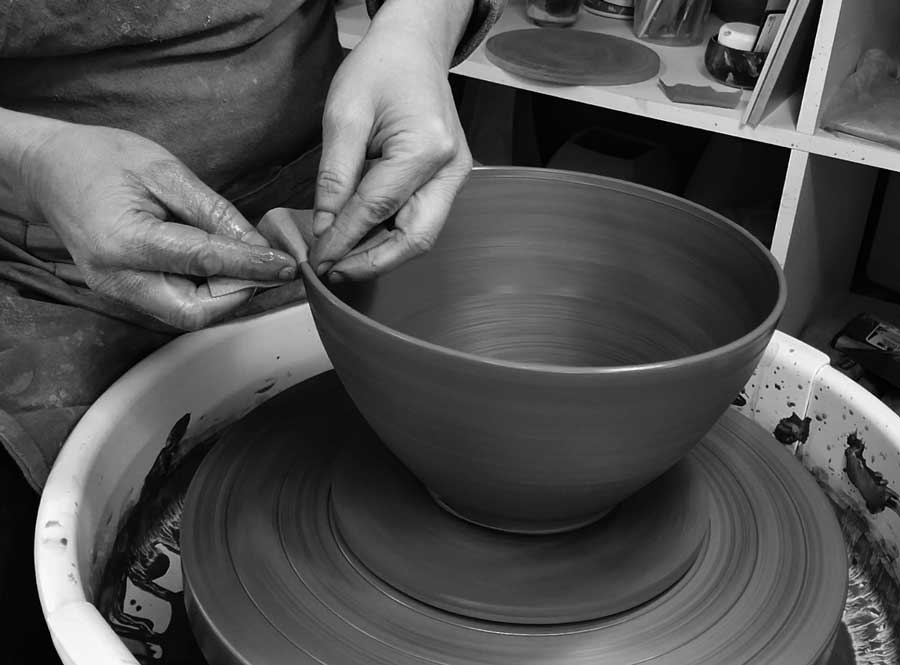 L'Atelier des Deux Terres, Poterie Marcolès Cantal, fabrication artisanale en Grès de Saint-Amand : Hélène Mouton-Simonet.