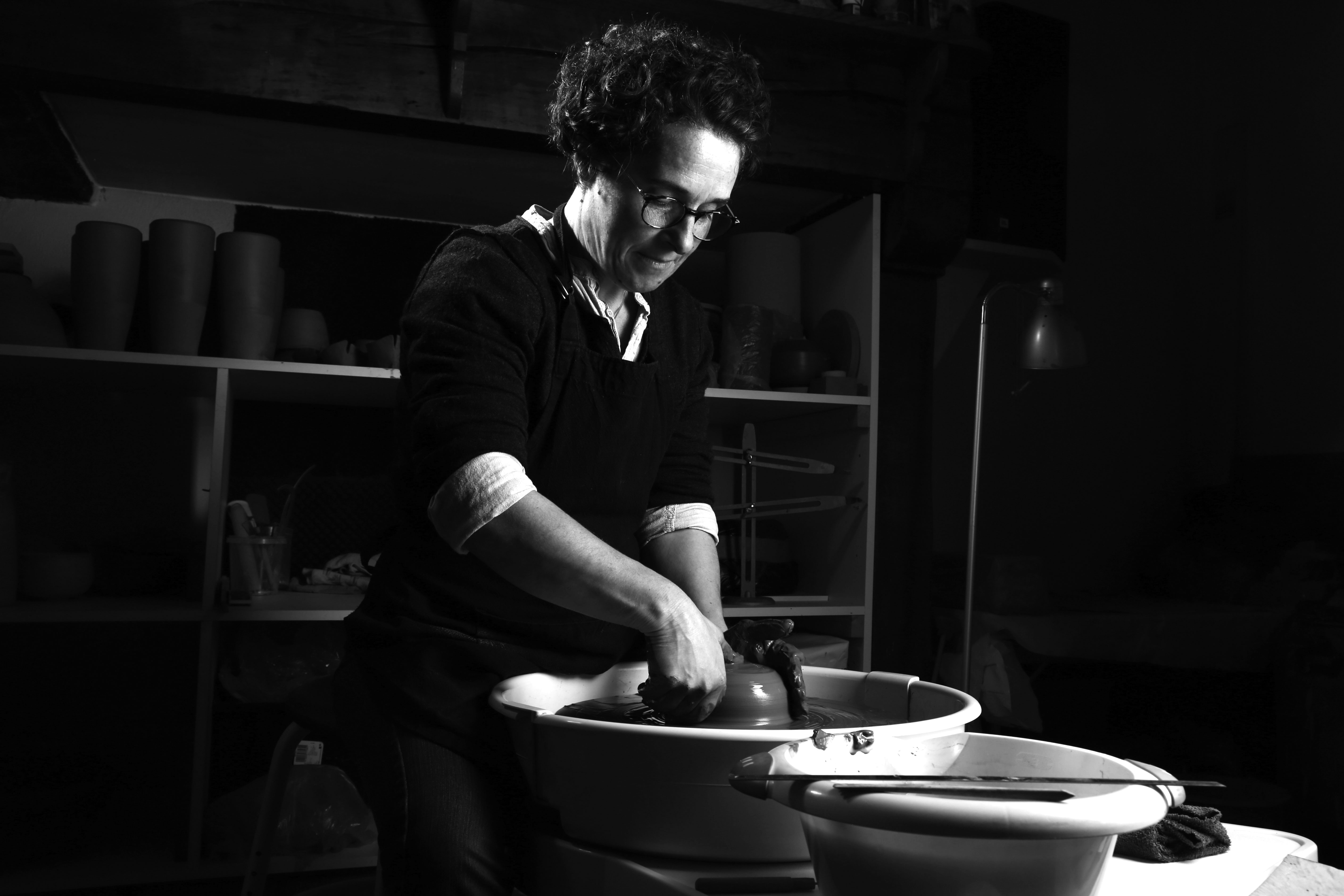 L'Atelier des Deux Terres, Poterie Marcolès Cantal, fabrication artisanale en Grès de Saint-Amand : Hélène Mouton-Simonet.