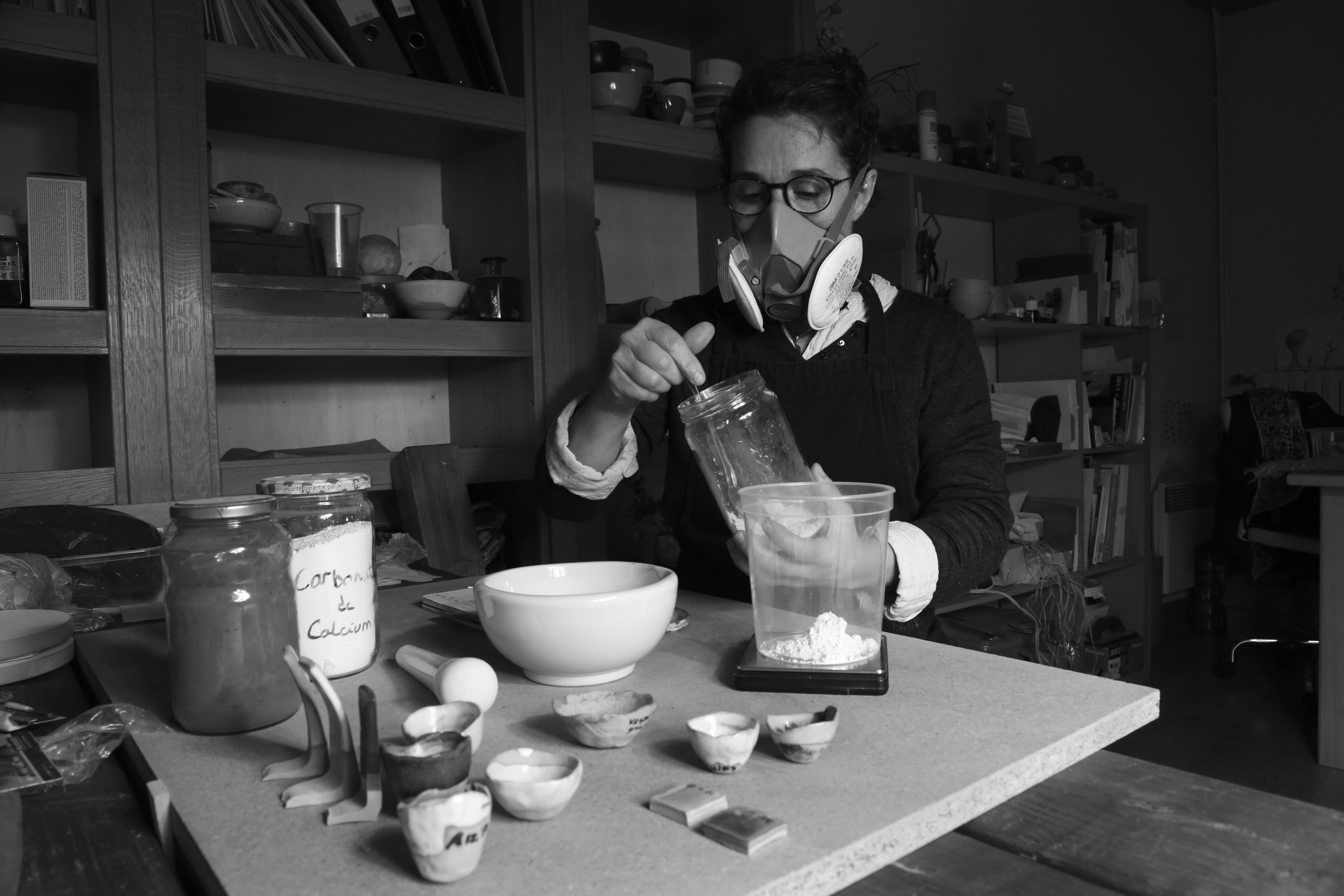 L'Atelier des Deux Terres, Poterie Marcolès Cantal, fabrication artisanale en Grès de Saint-Amand : Hélène Mouton-Simonet.