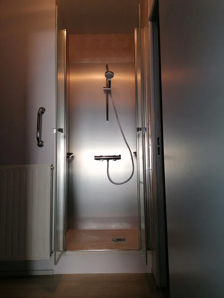 Vous souhaitez remplacer votre cabine de douche par une douche avec un receveur extra plat
