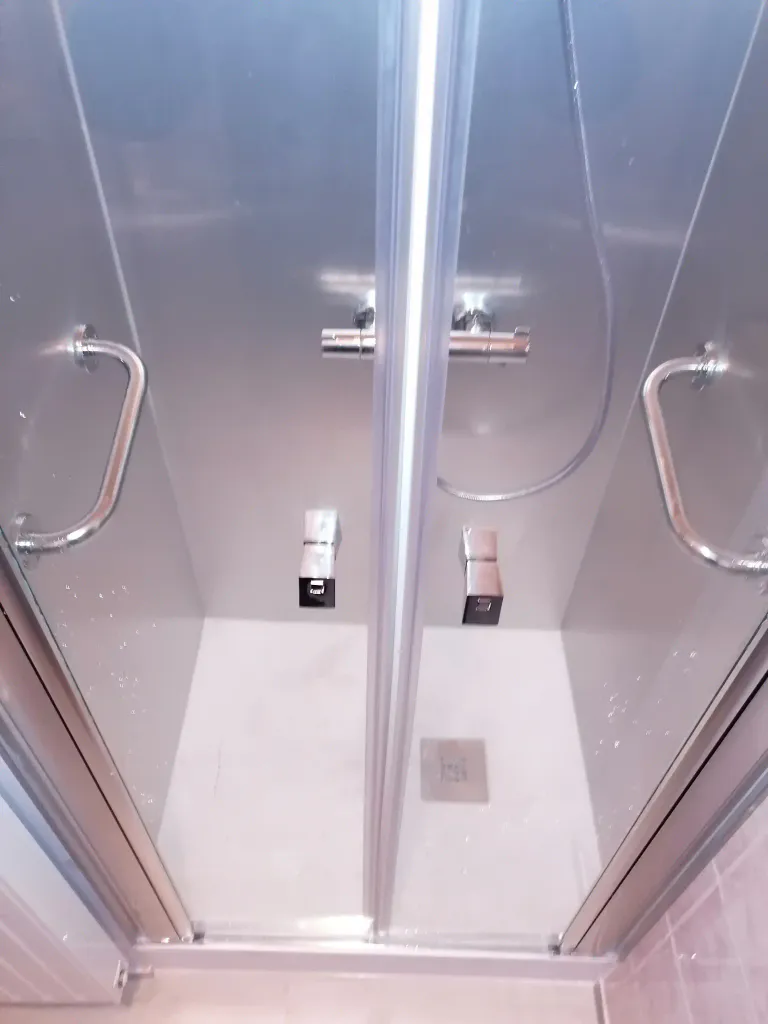 Remplacez votre cabine de douche etriquee par un espace douche avec porte battante