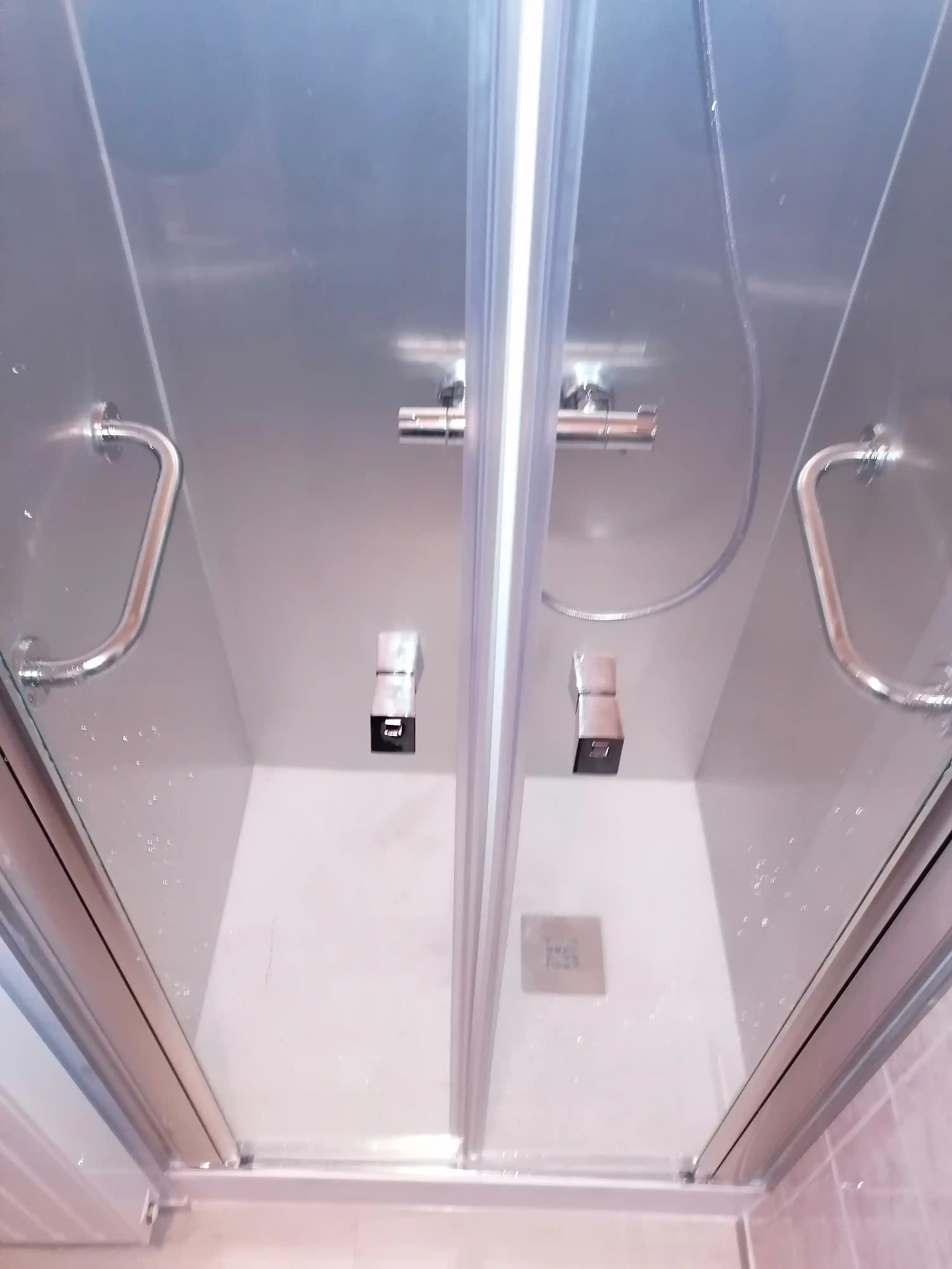 Remplacez votre cabine de douche etriquee par un espace douche avec porte battante