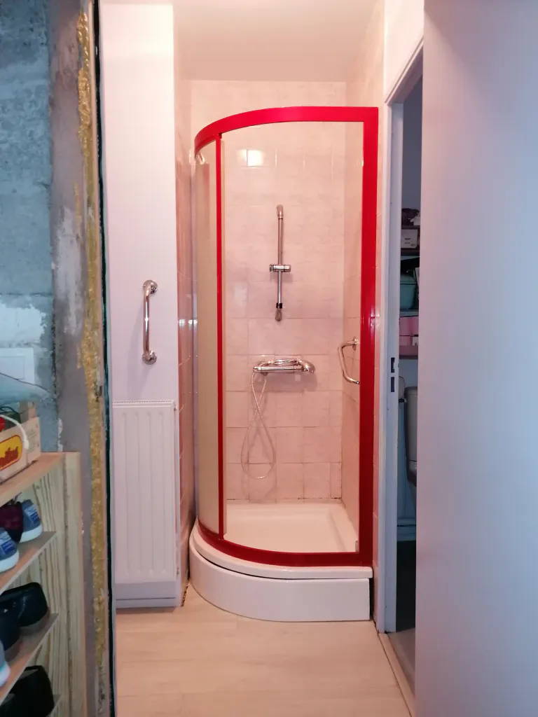 Remplacer une cabine de douche par un receveur avec une porte de douche