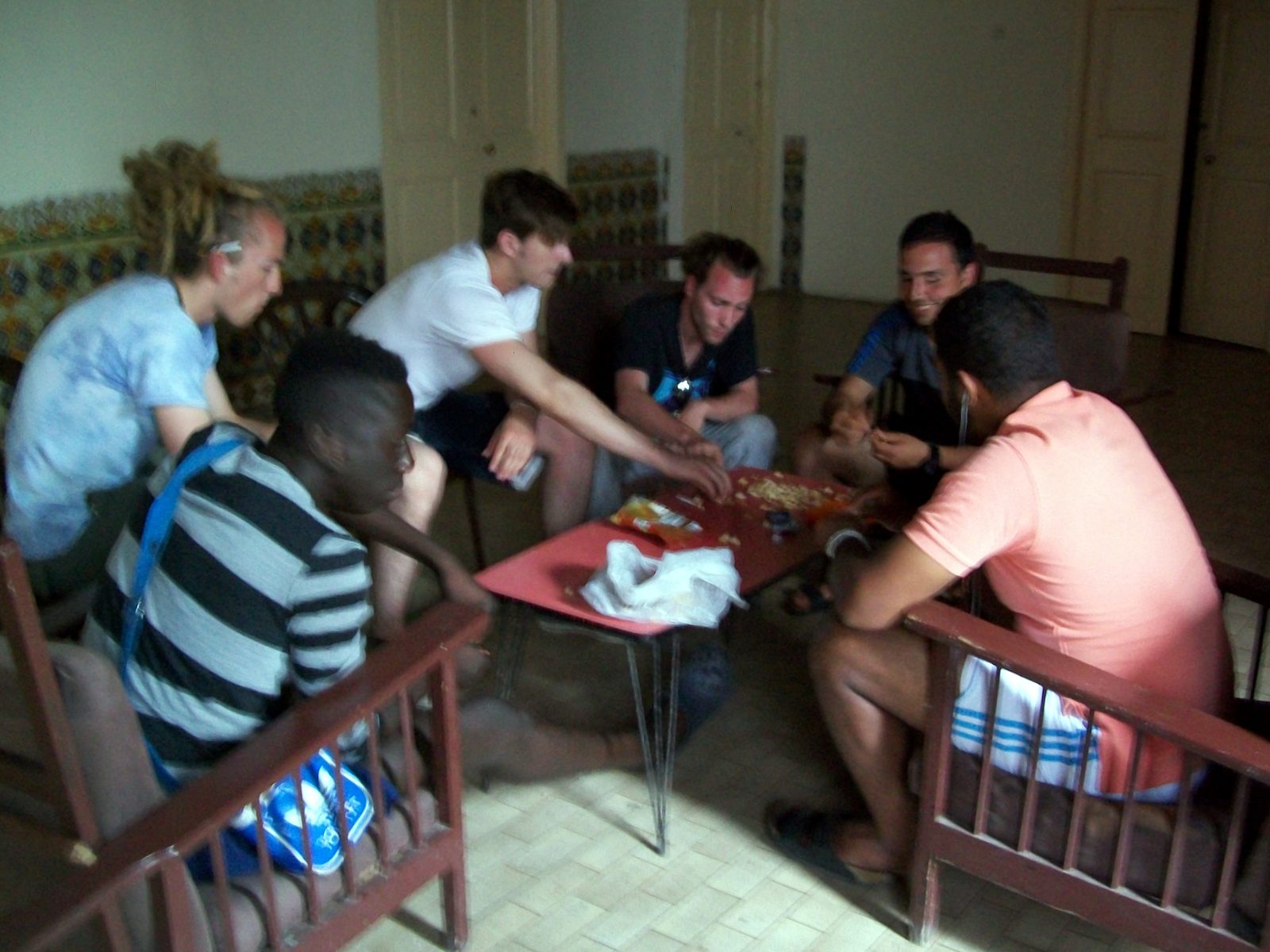 Etage des garçons = 3 allemands et 3 français se rencontrent informellement hors programme.