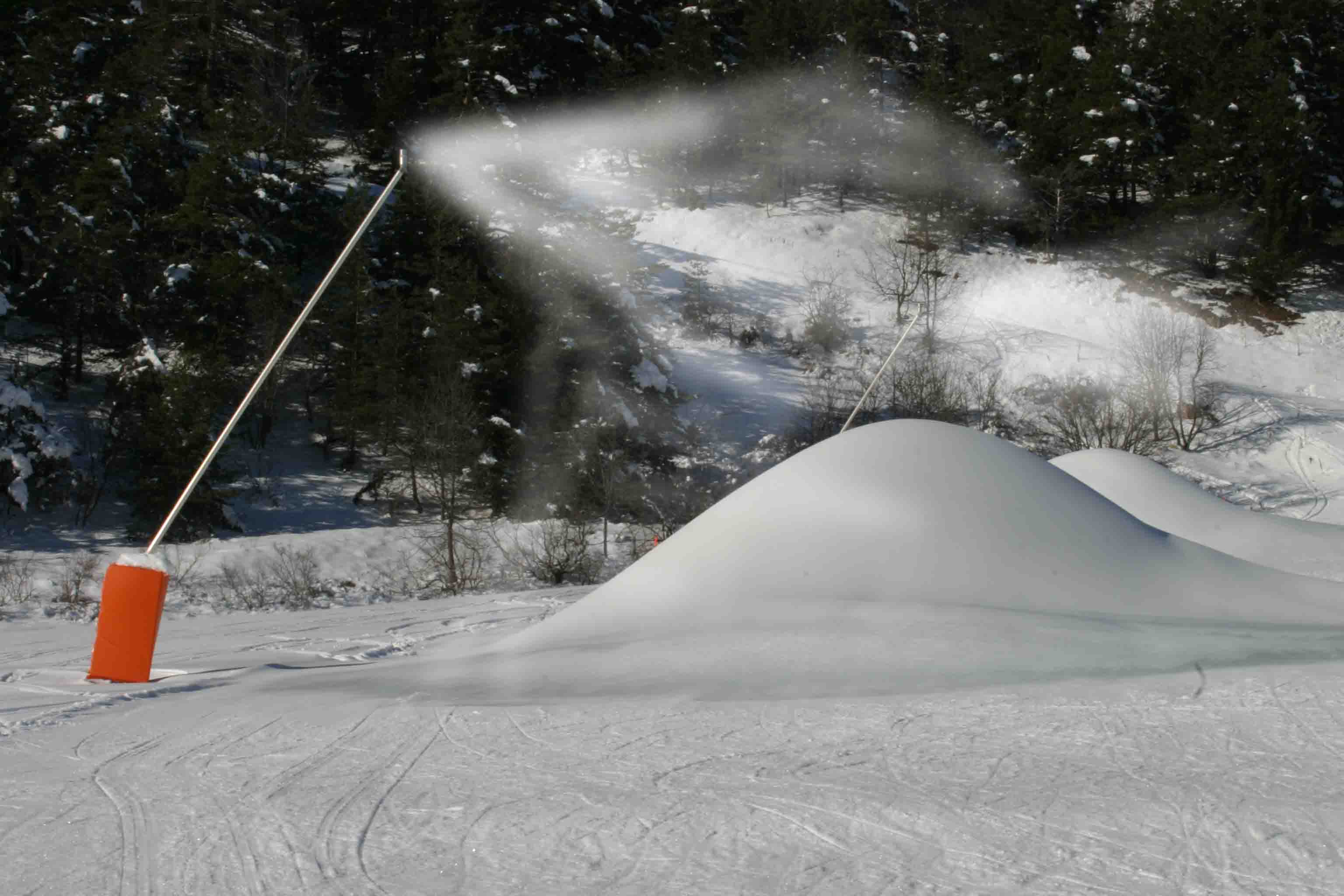 Enneigeurs en fonctionnement