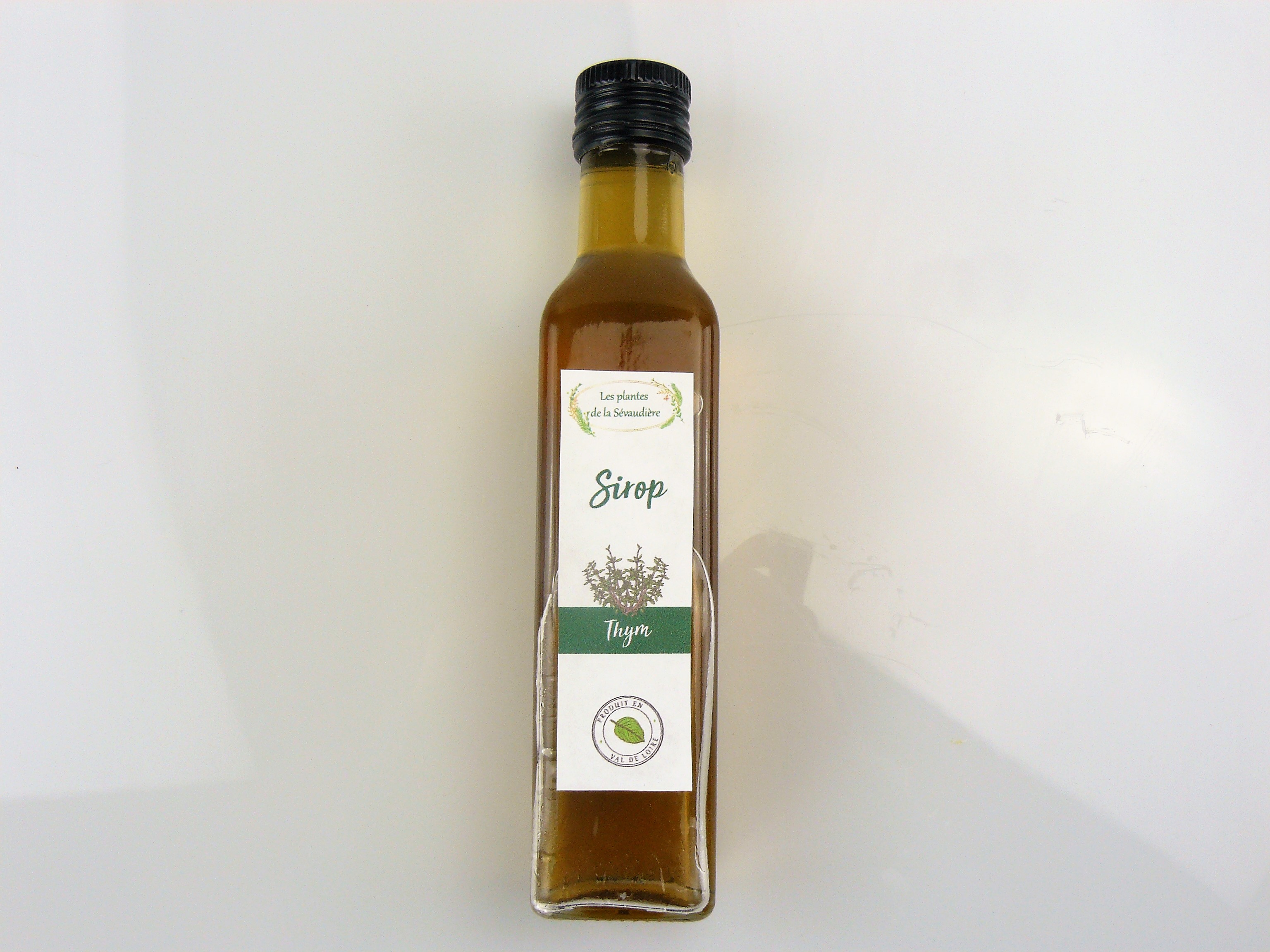 Sirop de thym 25cl - 5€50
Le thym et ses mille vertus, connues depuis l'antiquité, dévoilent ici un sirop, ou la douceur du miel et du sucre viennent amplifier ses tonalités.

Conseils de préparation

En cuisine : Déglaçage de viandes, de légumes. Bon mariage avec le canard (un petit filet sur un canard en fin de cuisson). Association avec des fromages, du foie gras. Un filet sur des pommes de terre vapeur, sur des carottes vichy...

Composition : sucre bio, feuille de thym bio et miel de tilleul bio.