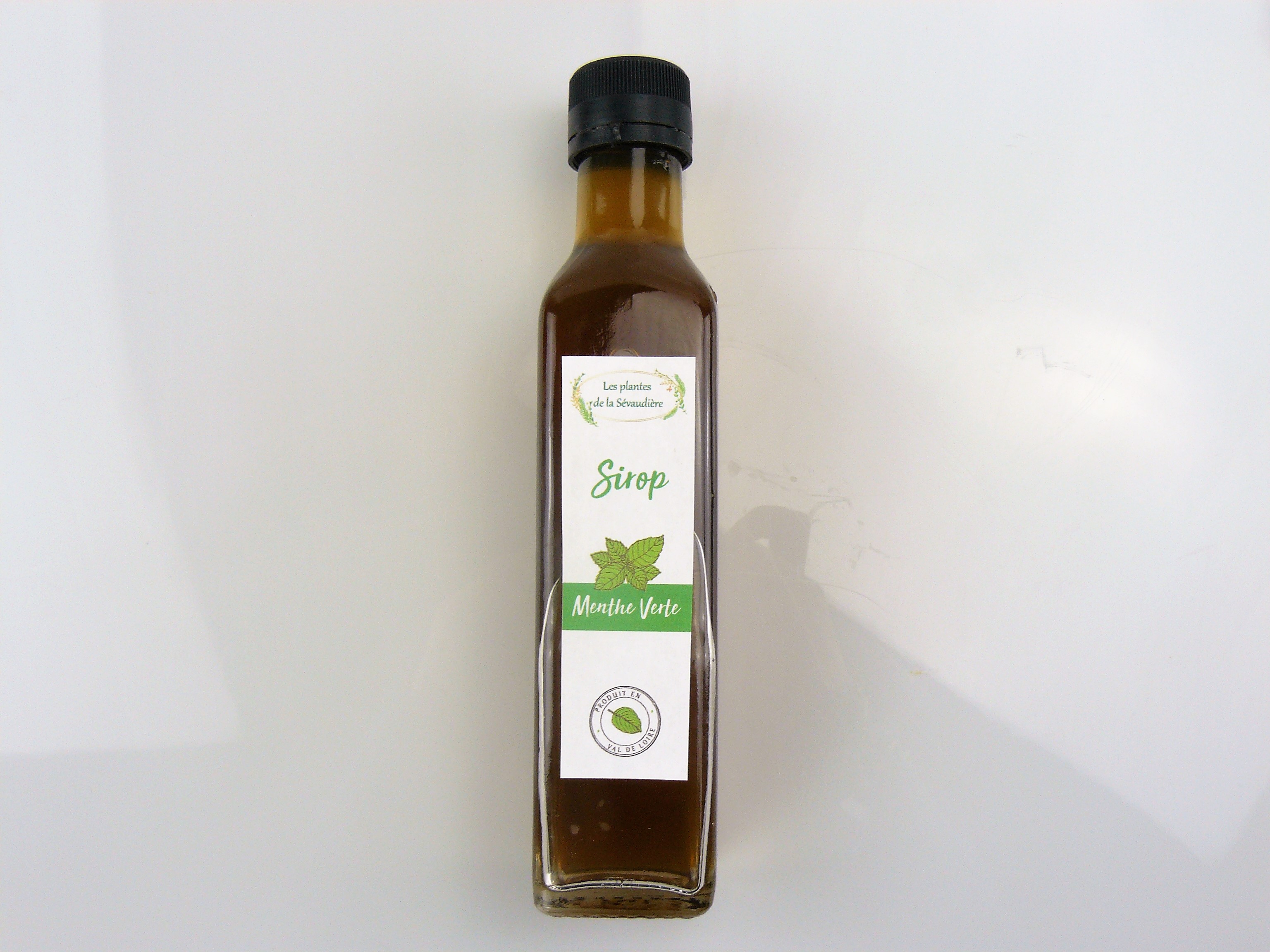Sirop de menthe verte 50cl - 7€10
Une saveur de menthe ! Bien entendu ! Mais rien à voir avec la menthe verte que l'on trouve dans le commerce. On fait tout de suite la différence, et on trouve que les autres sirops n'ont pas d'autre goût que celui du sucre !

Conseils de préparation

 Ajouter à de l'eau chaude et retrouvez toutes les saveurs du thé à la menthe.

Composition : sucre blond de canne bio, feuille de menthe bio.