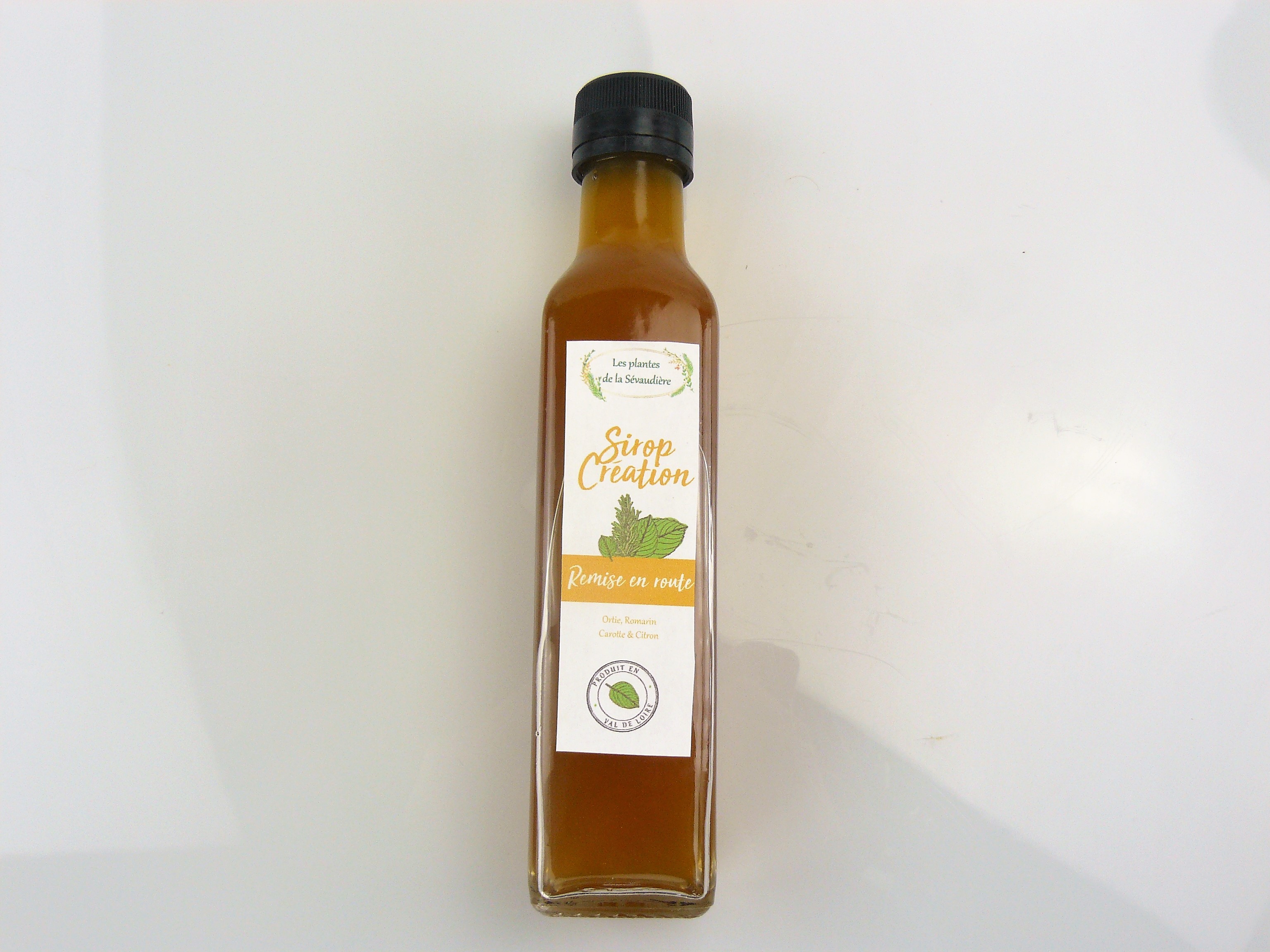 Sirop La remise en route 25cl - 5€50
 Très désaltérant quand il fait bien chaud, sa saveur tonique nous traverse et nous donne de l'élan.

Conseils de préparation

Déglaçage de viandes, de légumes, un filet sur une salade verte associée à d'autres légumes de saison où pour sucrer des laitages (yaourts, faisselle…)

2cl de sirop pour un verre d'eau fraîche ou dans une bière bien fraîche.

Composition : sucre bio, feuilles d'ortie et de romarin bio, jus de carotte et jus de citron bio.