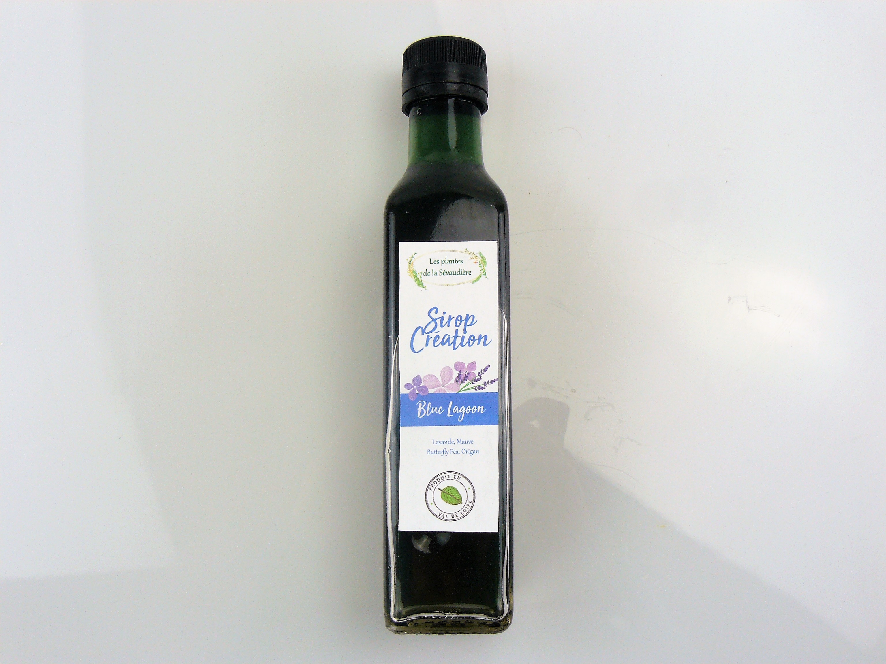 Sirop le blue lagoon 25cl - 5€50
La lavande et l'origan apportent une sensation de fraîcheur et nous transportent vers les eaux bleus du sud de la France et d'autres contrées. Le sud, ça détend !

Conseils de préparation

Pour accompagner vos glaces à la vanille, des laitages.

 2cl de sirop pour un verre d'eau fraîche.

Réaliser des cocktails ou des kirs

Composition : sucre bio, fleurs de butterfly pea, fleurs de lavande, fleurs de mauve, origan.