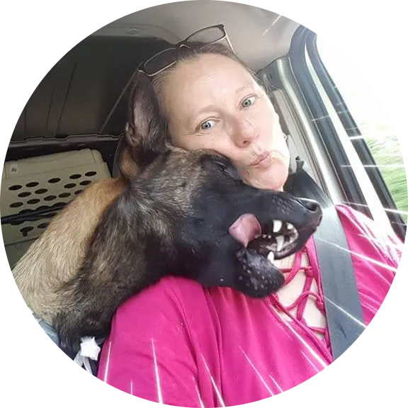 Karine Bigot avec son chien, photo d’accueil du site