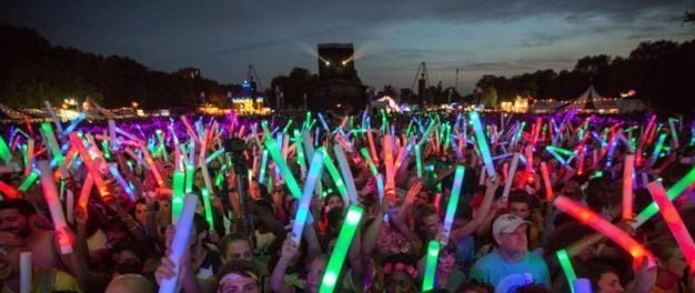 Baton lumineux mousse led lors d un concert festival