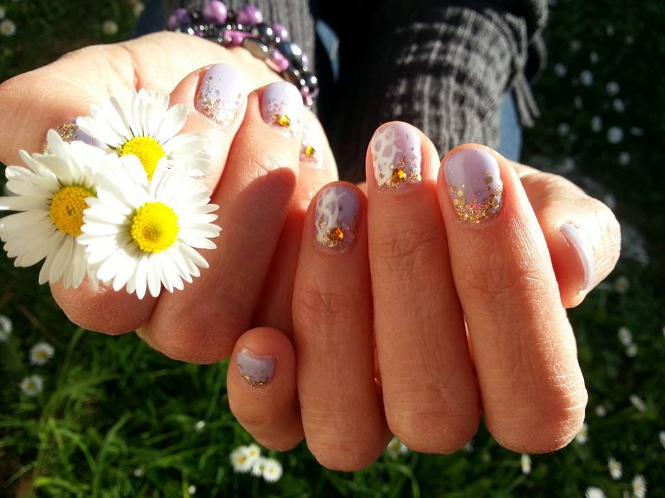 Soak off lavande avec jete de paillettes et nail art acrylique blanche