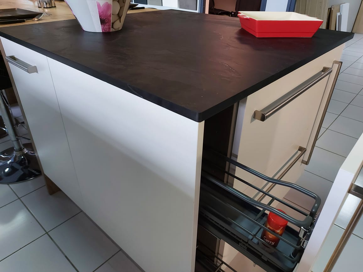 Plan-travail-quartz-solidium-compact-ceramique-martinique-black-rock-2