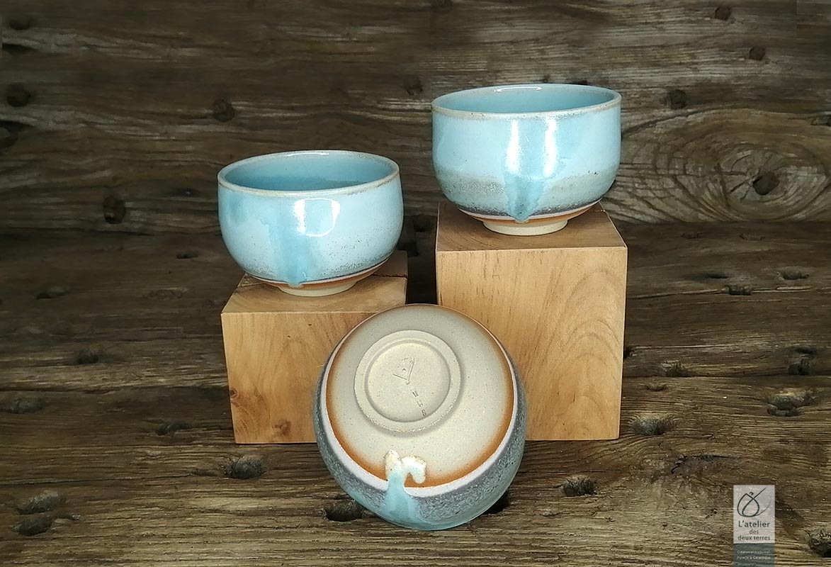 L'Atelier des Deux Terres, Poterie Marcolès Cantal, fabrication artisanale en Grès de Saint-Amand.
Tasse à café “Les Stéphanie”, collection Ciel et mer.
Tasse ronde 2 couleurs bleu-vert ton sur ton.
Émail brillant à satiné extérieur/intérieur.
