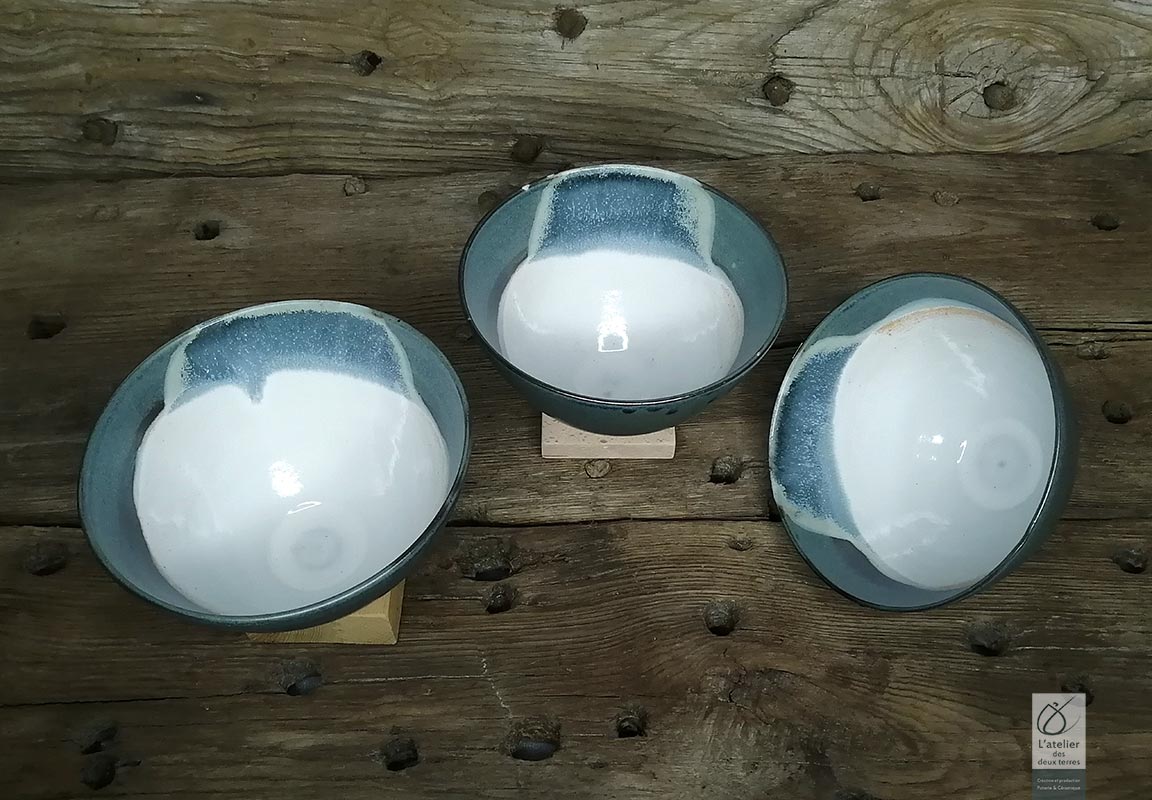 L'Atelier des Deux Terres, Poterie Marcolès Cantal, fabrication artisanale en Grès de Saint-Amand.
Tasse à café “Les Stéphanie”, collection Ciel et mer.
Tasse ronde 2 couleurs bleu-vert ton sur ton.
Émail brillant à satiné extérieur/intérieur.
