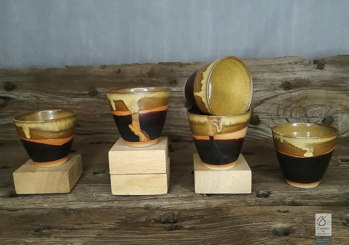 L'Atelier des Deux Terres, Poterie Marcolès Cantal, fabrication artisanale en Grès de Saint-Amand.
Tasse à café “Les Stéphanie”, collection Ciel et mer.
Tasse ronde 2 couleurs bleu-vert ton sur ton.
Émail brillant à satiné extérieur/intérieur.
