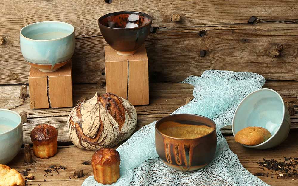 L'Atelier des Deux Terres, Poterie Marcolès Cantal, fabrication artisanale en Grès de Saint-Amand :
Petit bol Les Sonia, collection Ciel et mer. 
Petit bol 2 couleurs bleu-vert ton sur ton.
Émail brillant à satiné extérieur/intérieur.
