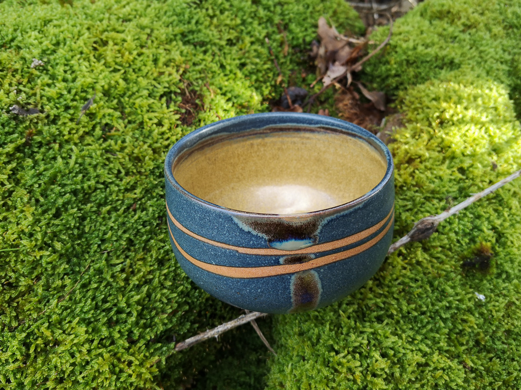 L'Atelier des Deux Terres, Poterie Marcolès Cantal, fabrication artisanale en Grès de Saint-Amand :
Petit bol Les Sonia, collection Ciel et mer. 
Petit bol 2 couleurs bleu-vert ton sur ton.
Émail brillant à satiné extérieur/intérieur.
