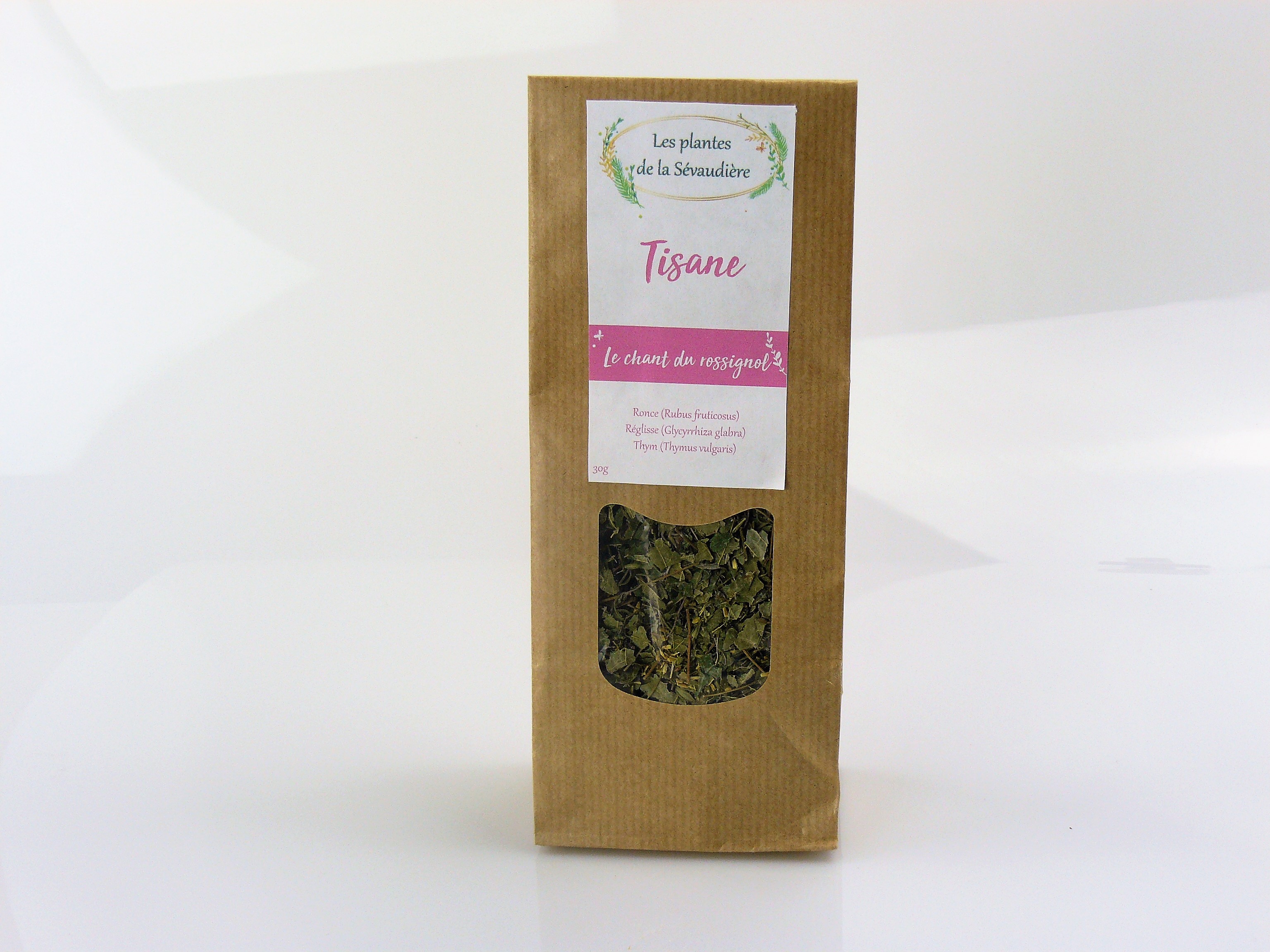 Le chant du rossignol 30g - 6€70
Son parfum légèrement sucré reste en bouche. Elle est réconfortante partout où elle passe.

Composition : Feuilles de ronce (rubus fruticosus), racines de réglisse (glycyrrhiza glabra), feuilles de thym (thymus vulgaris).