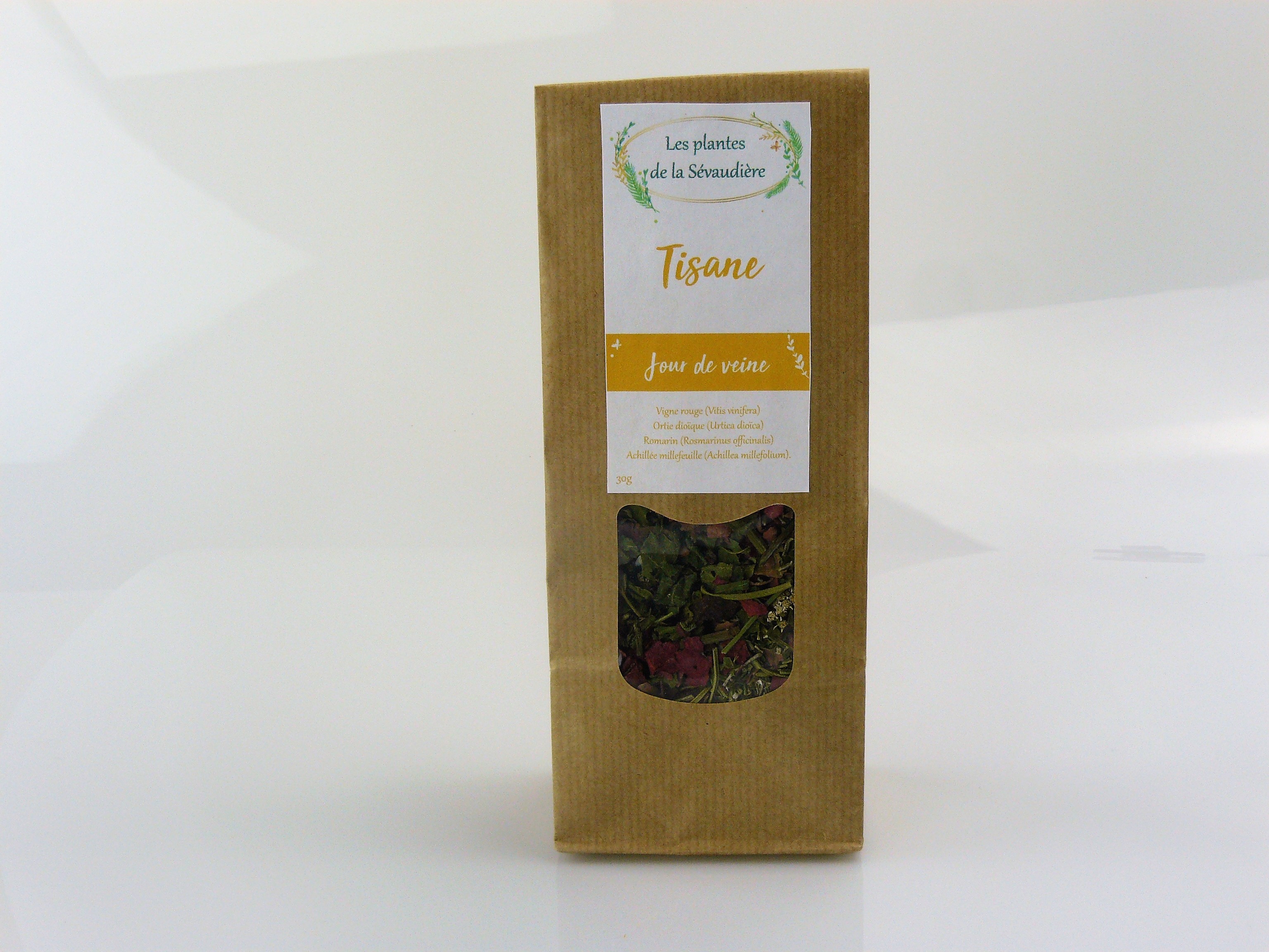 Jour de veine 30g - 6€70
Sa saveur se rapproche d'un thé vert, elle est très agréable au petit déjeuner comme au goûter.

Elle apporte de la légèreté.

Composition : Feuilles de vigne rouge (vitis vinifera), feuilles d'ortie dioïque (urtica dioïca), feuilles de romarin (rosmarinus officinalis), sommités d'achillée millefeuille (achillea millefolium).