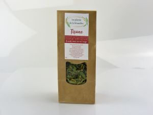 Le petit renne au nez rouge 30g - 7€10
L'exception, celle où je triche un peu avec des plantes plus exotiques ! Mais c’est Noël et il faut bien voyager un petit peu. Des notes citronnées, des saveurs douces et piquantes, tout un équilibre qui évolue petit à petit en bouche. Une tisane réconfortante qui apporte douceur et chaleur.

Composition : feuilles de verveine odorante (lippia citriodora), feuilles de frêne (fraxinus excelsior), Cannelle (cinnamomum), cardamome (elletaria cardamomum), écorce d’orange douce (citrus sinensis), baies d’aubépine (crataegus mongyna), pétales de calendula (calendula officinalis), graines de fenouil ((foeniculum vulgare), clous de girofle (caryophyllon), poivre long rouge.