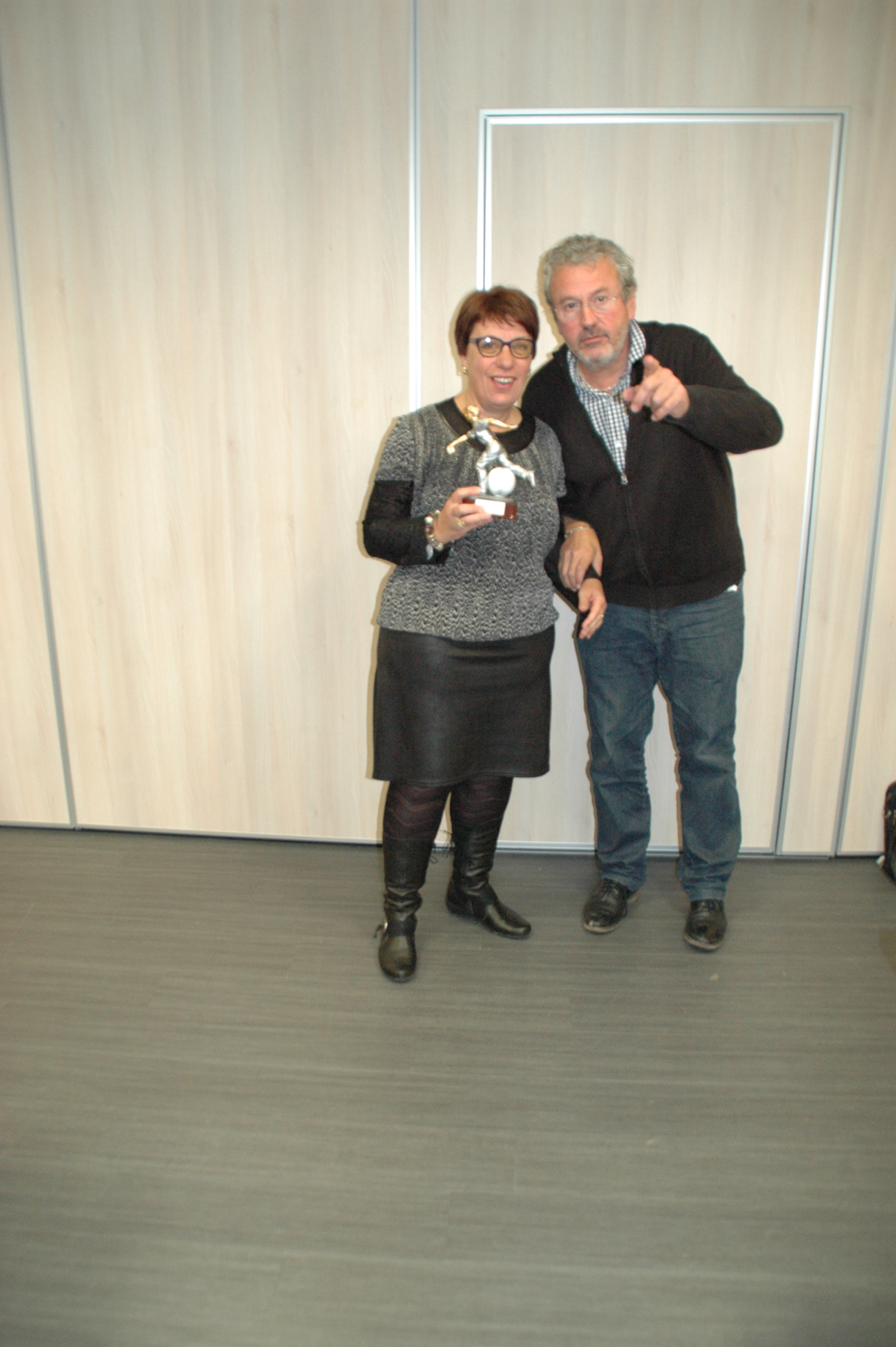 Remise d une recompense a la 2eme feminine du CBD en 2014 Veronique GOURET 